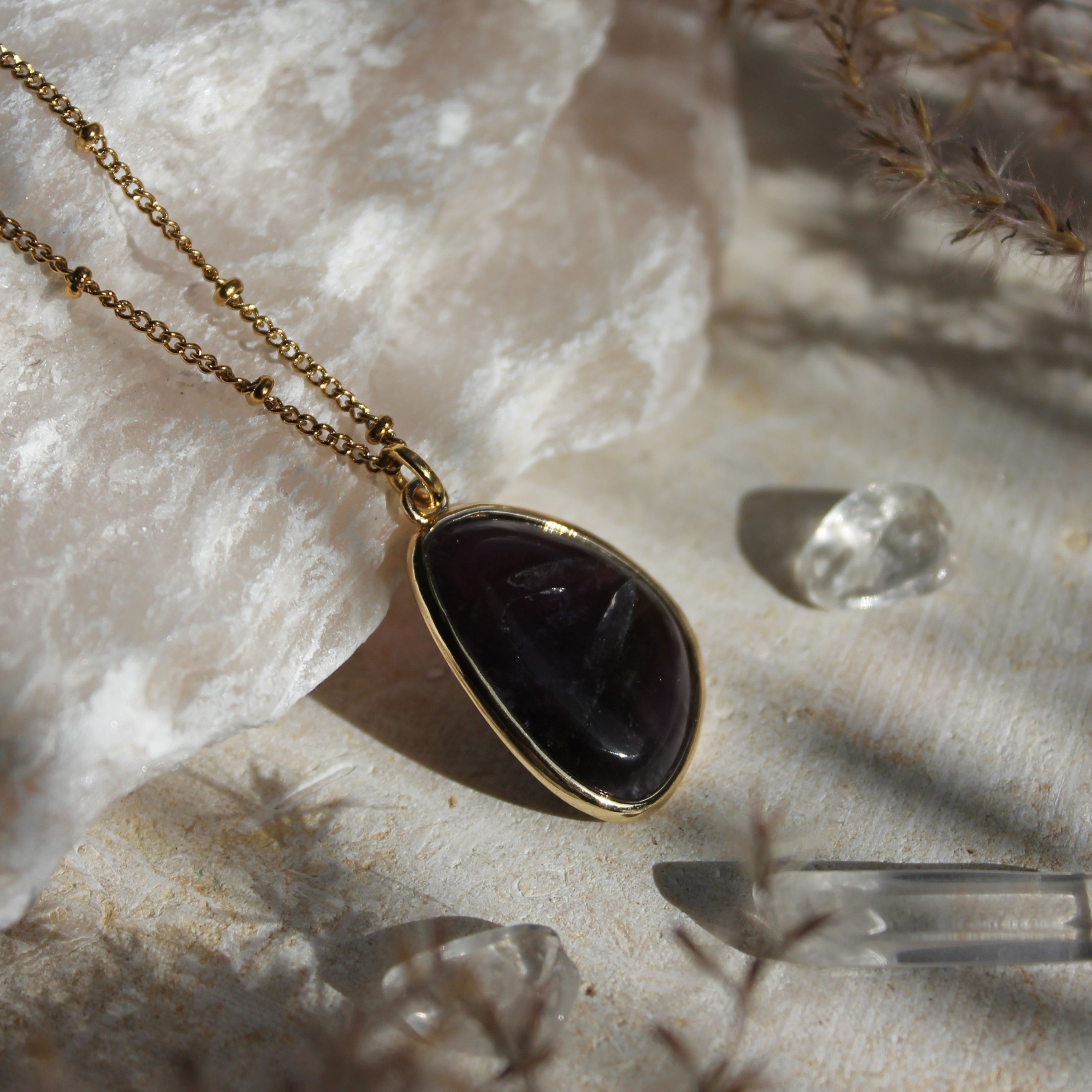 Amethyst medium Edelsteinanhänger Kette goldfarben