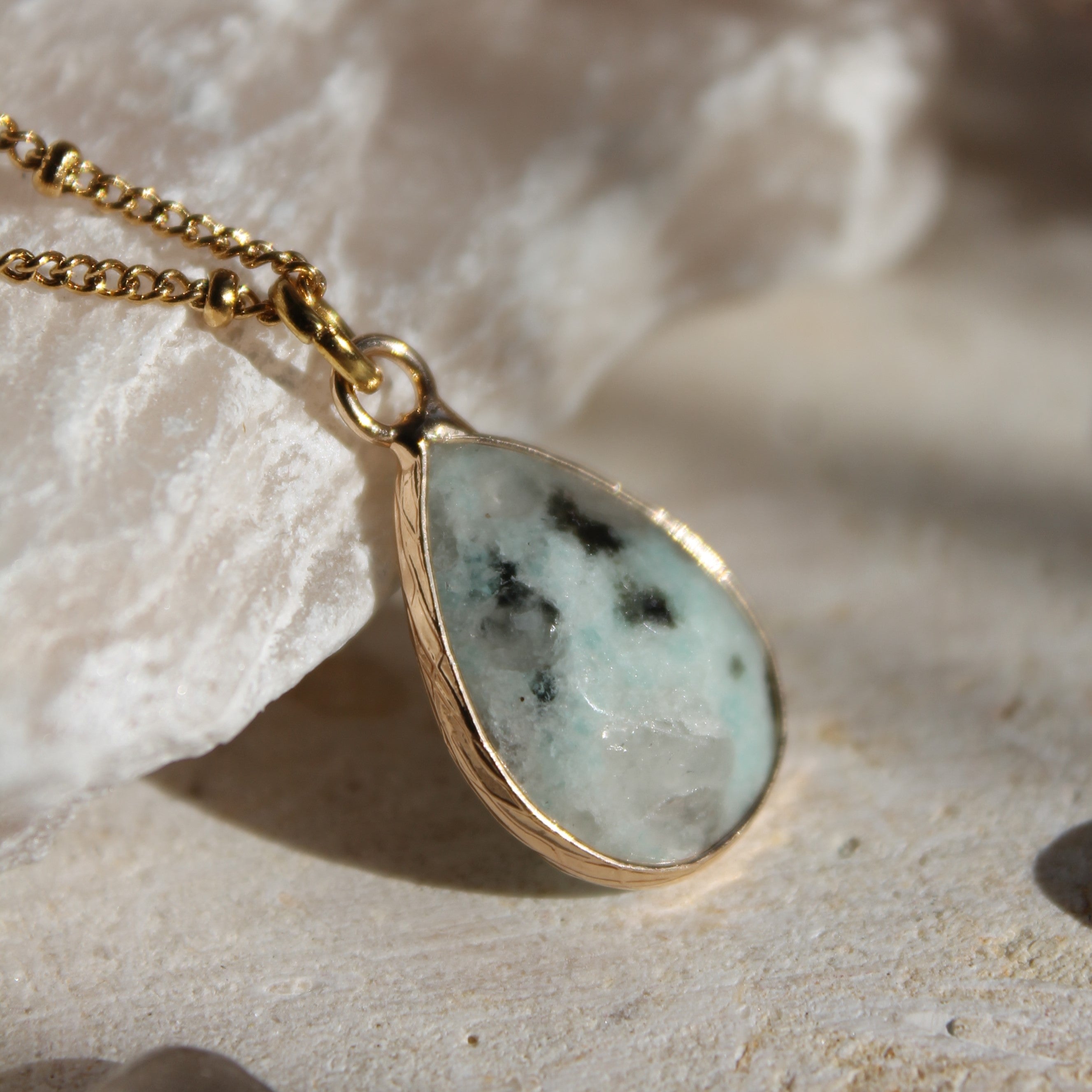 Andenopal Tropfen Edelsteinanhänger Kette goldfarben