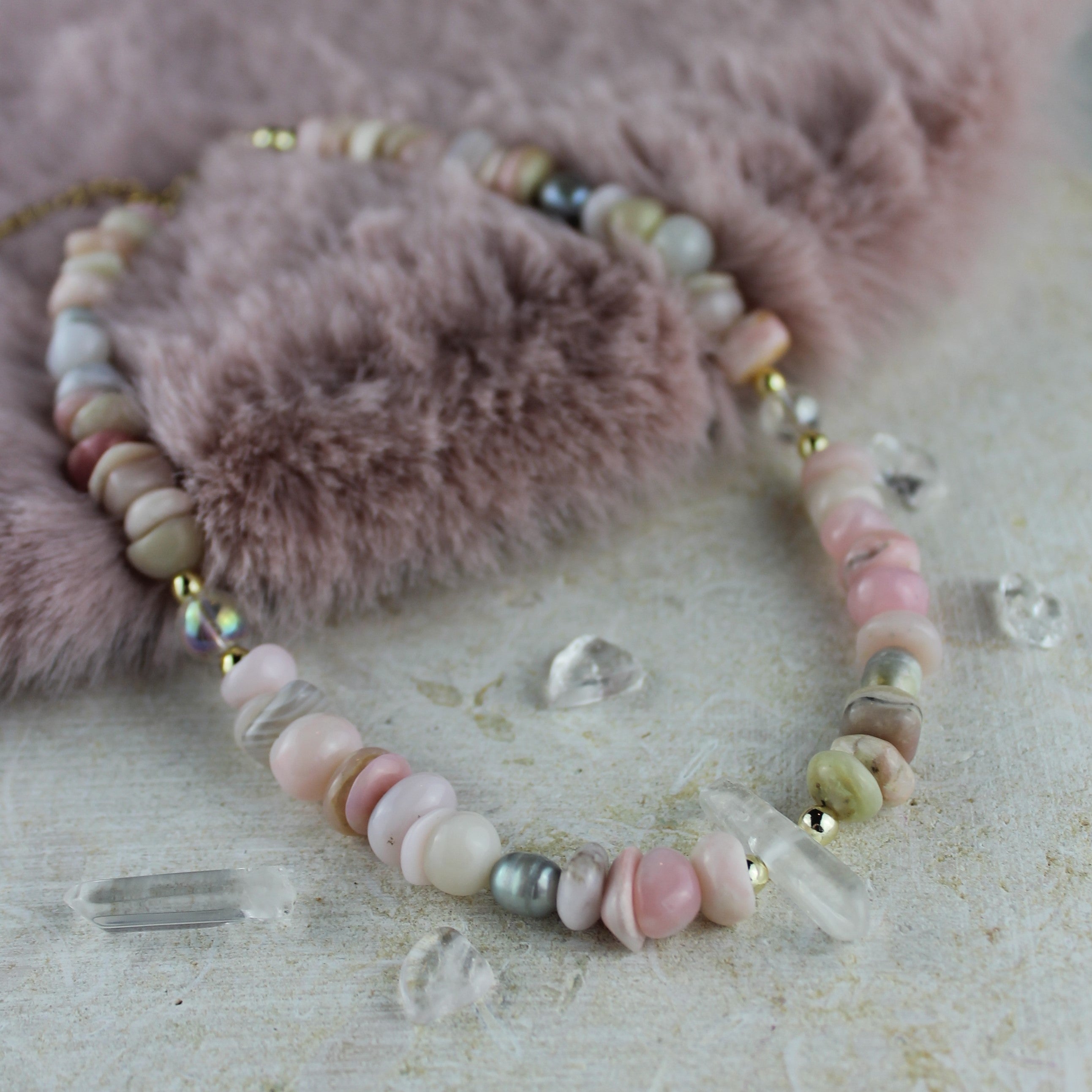 Andenopal Bergkristall mit Süßwasserperlen Choker Kette mit Bergkristallspitze goldfarben