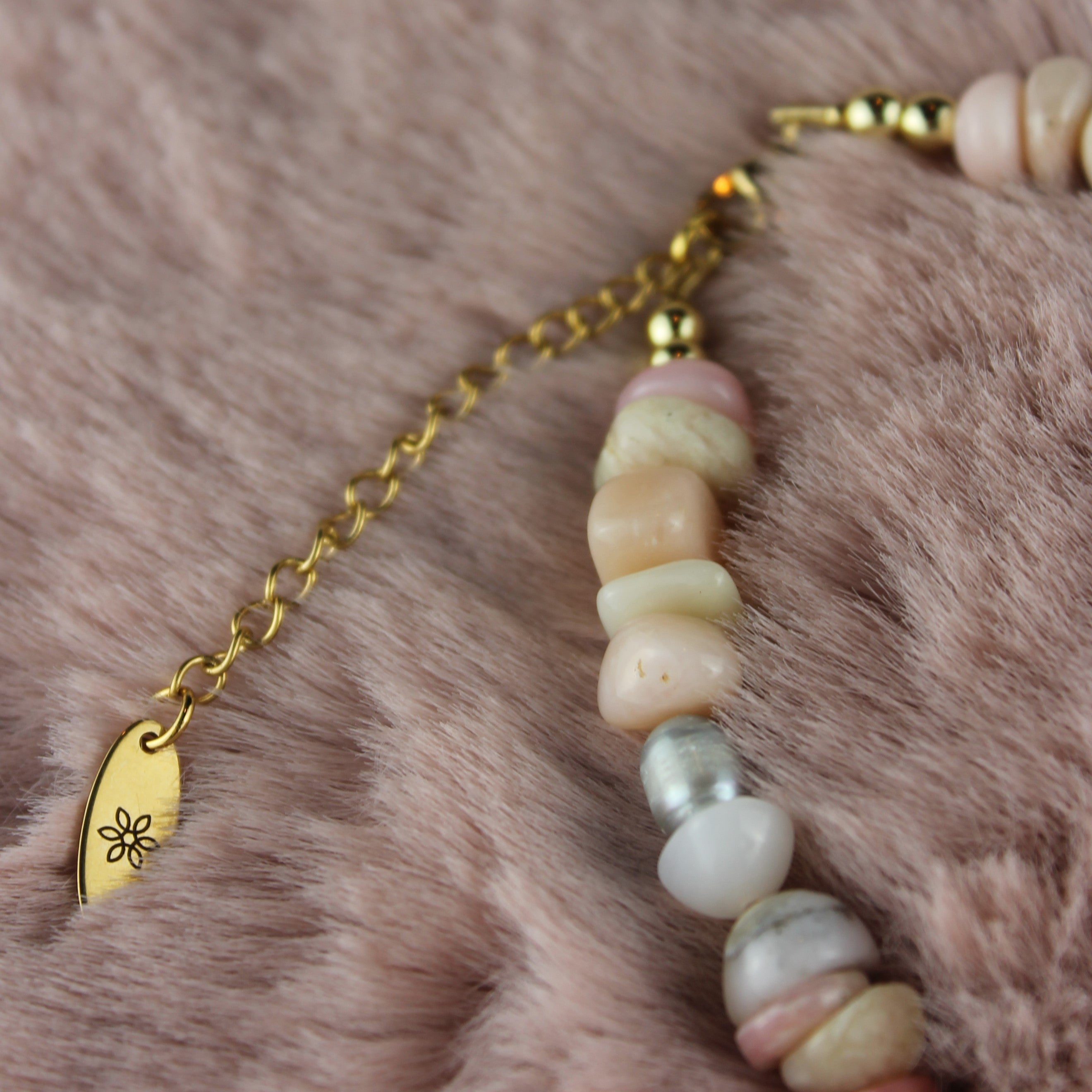 Andenopal Bergkristall mit Süßwasserperlen Choker Kette mit Bergkristallspitze goldfarben