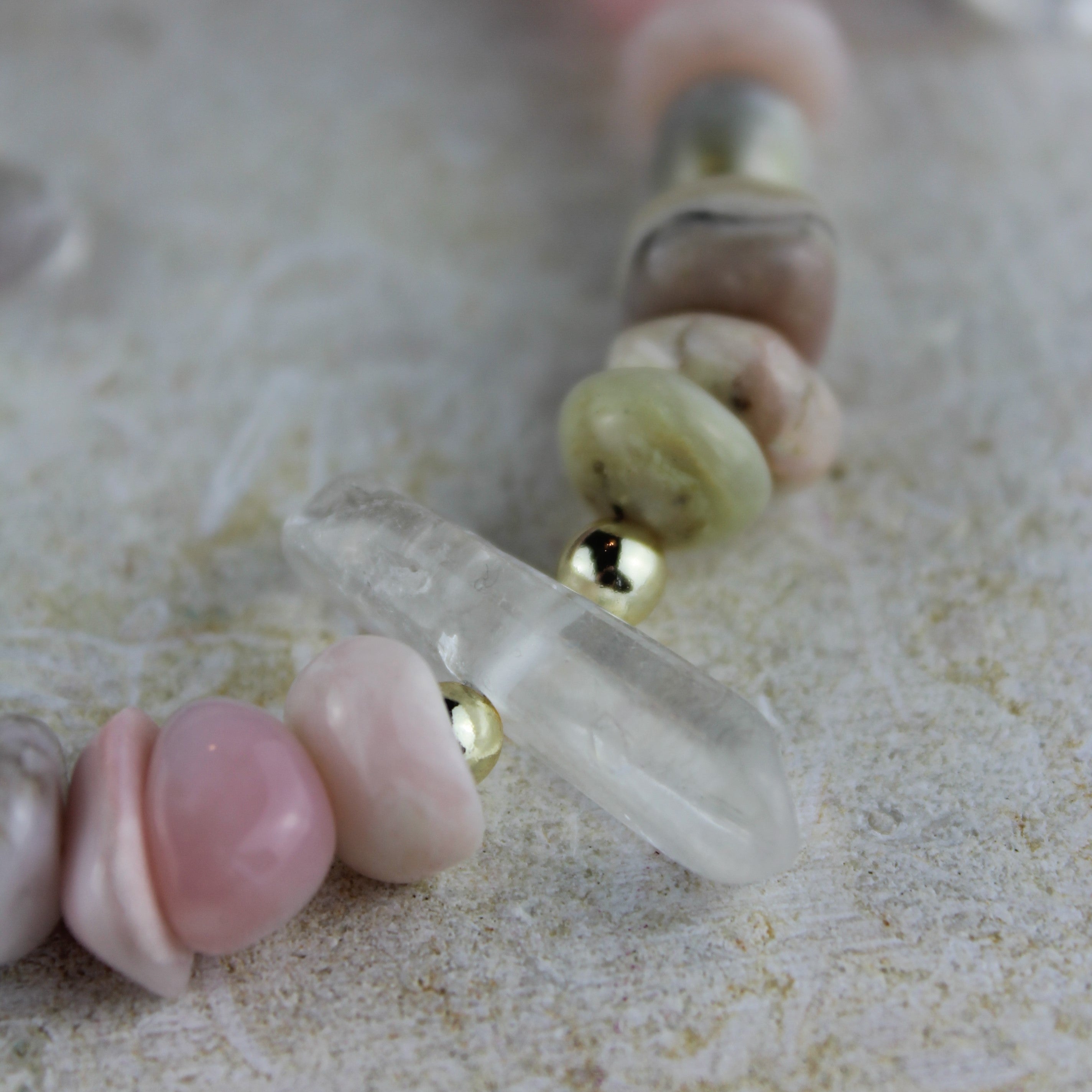 Andenopal Bergkristall mit Süßwasserperlen Choker Kette mit Bergkristallspitze goldfarben