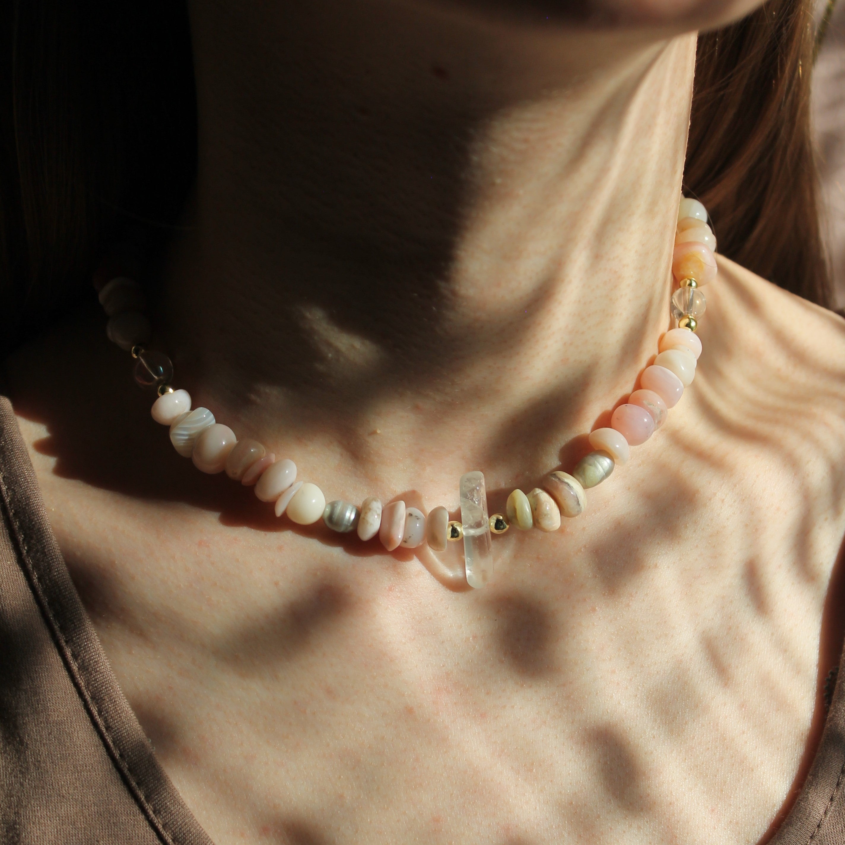 Andenopal Bergkristall mit Süßwasserperlen Choker Kette mit Bergkristallspitze goldfarben