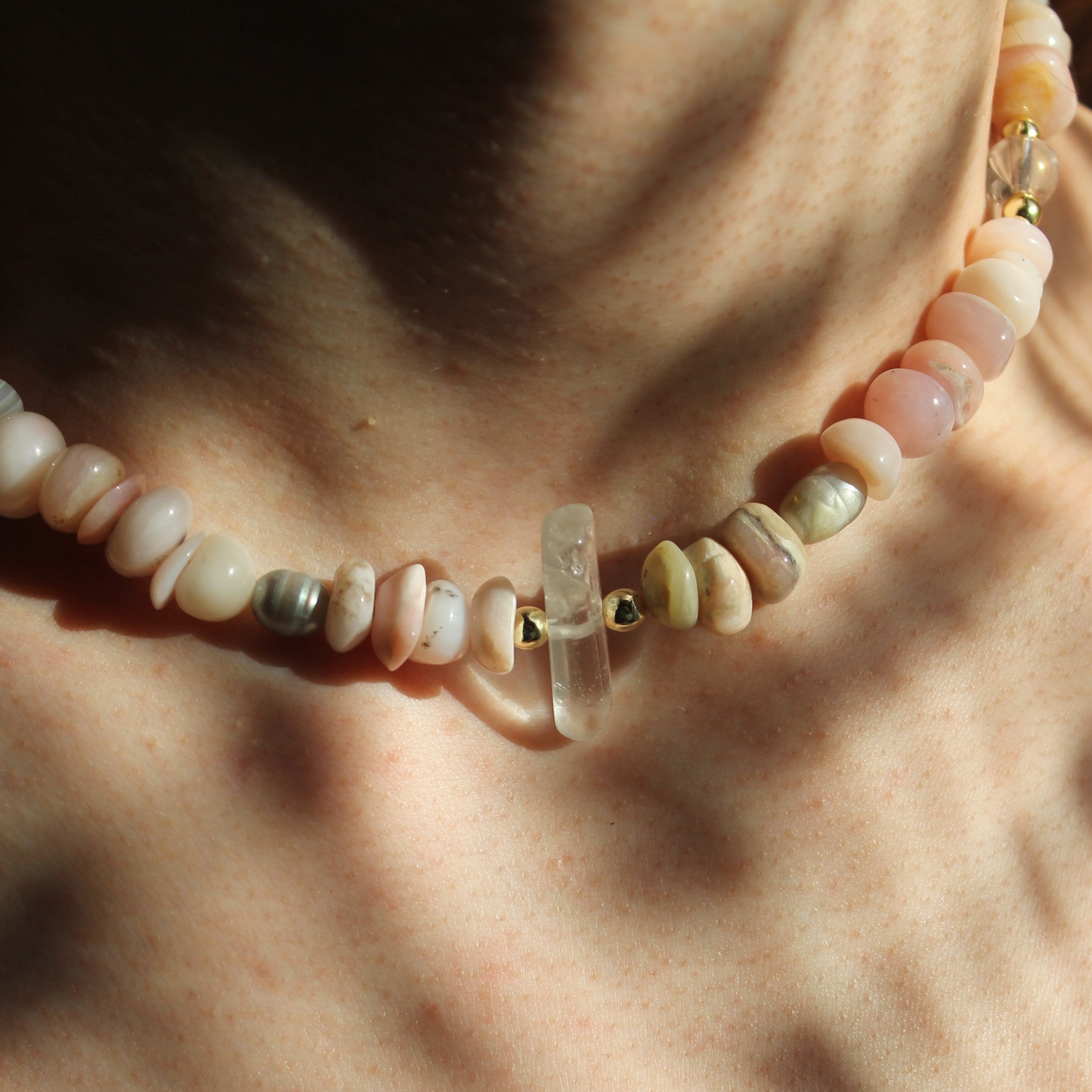 Andenopal Bergkristall mit Süßwasserperlen Choker Kette mit Bergkristallspitze goldfarben