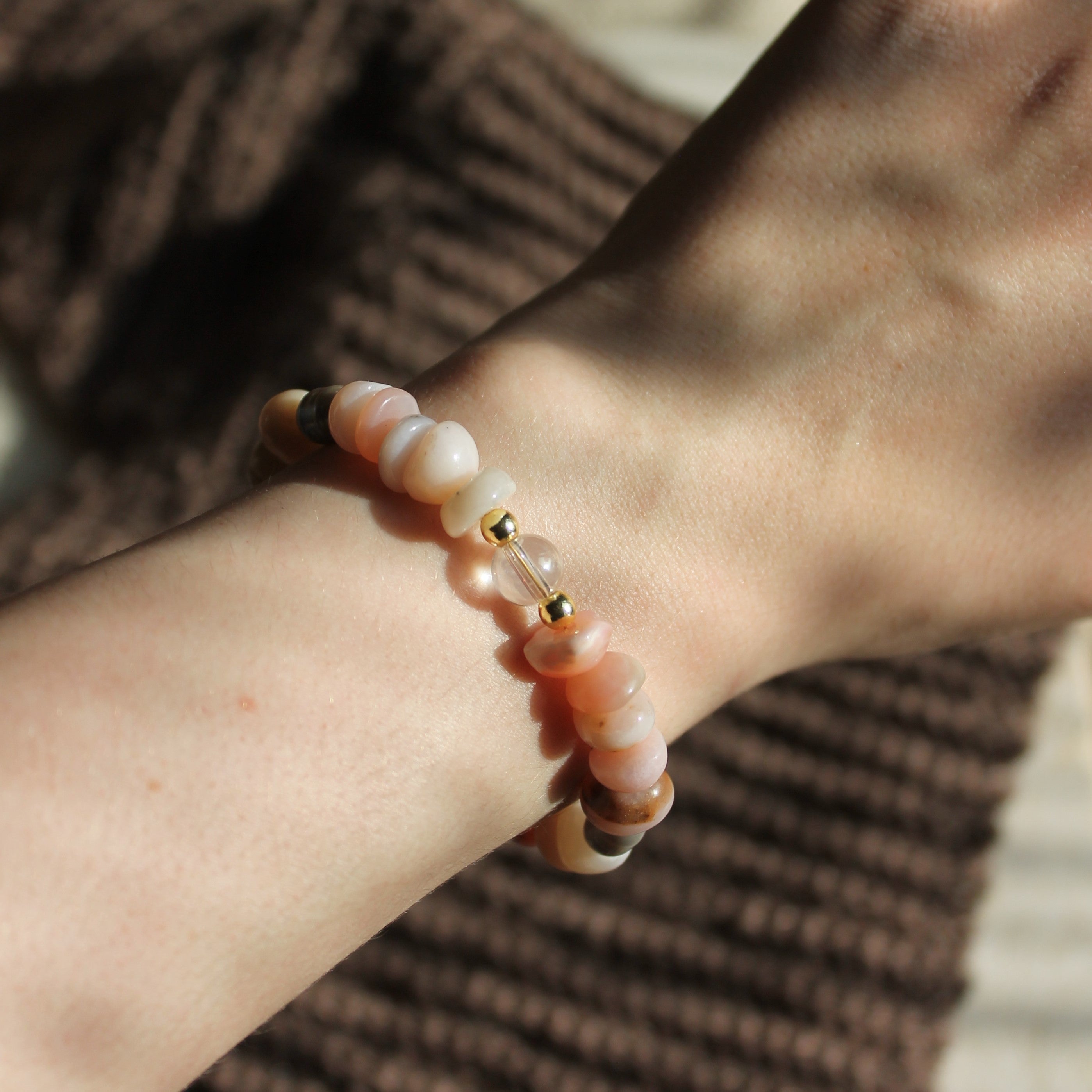 Andenopal Bergkristall mit Süßwasserperlen Edelsteinarmband mit Verschluss goldfarben