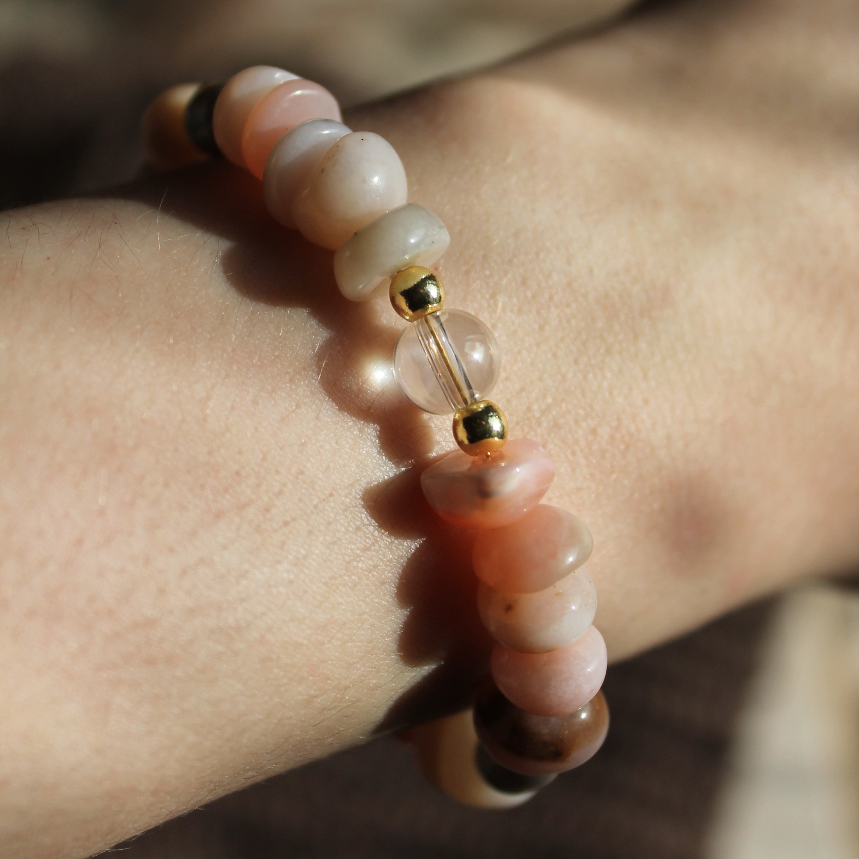 Andenopal Bergkristall mit Süßwasserperlen Edelsteinarmband mit Verschluss goldfarben