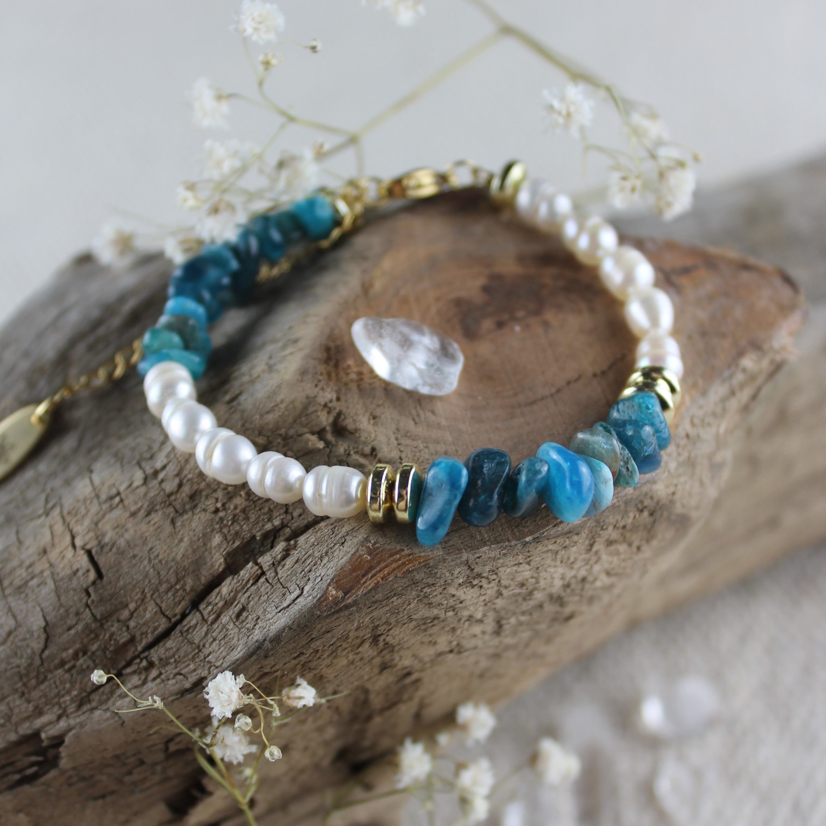 Apatit Splitter mit Süßwasserperlen Edelsteinarmband mit Verschluss goldfarben
