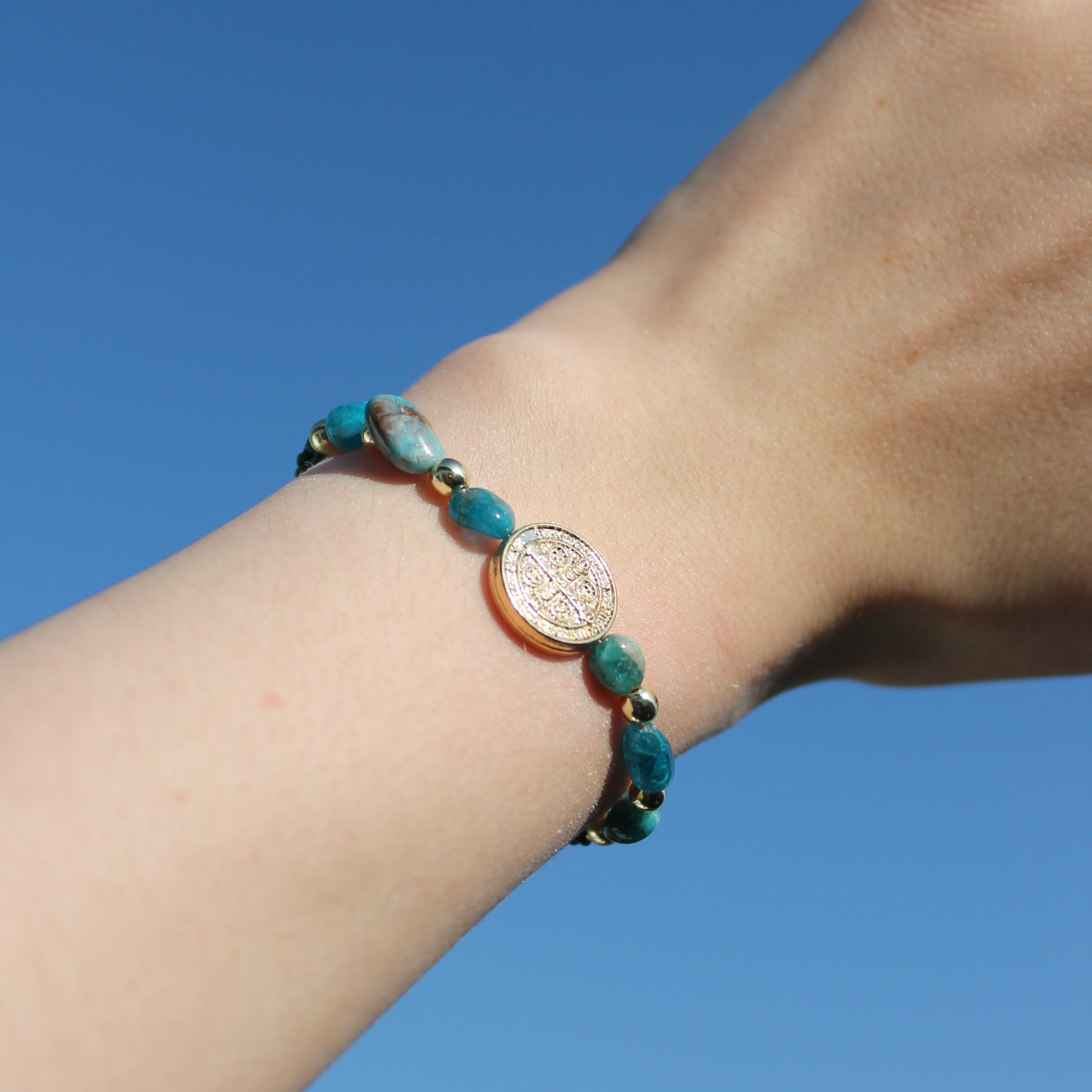 Apatit Edelsteinarmband Makramee mit Münze goldfarben
