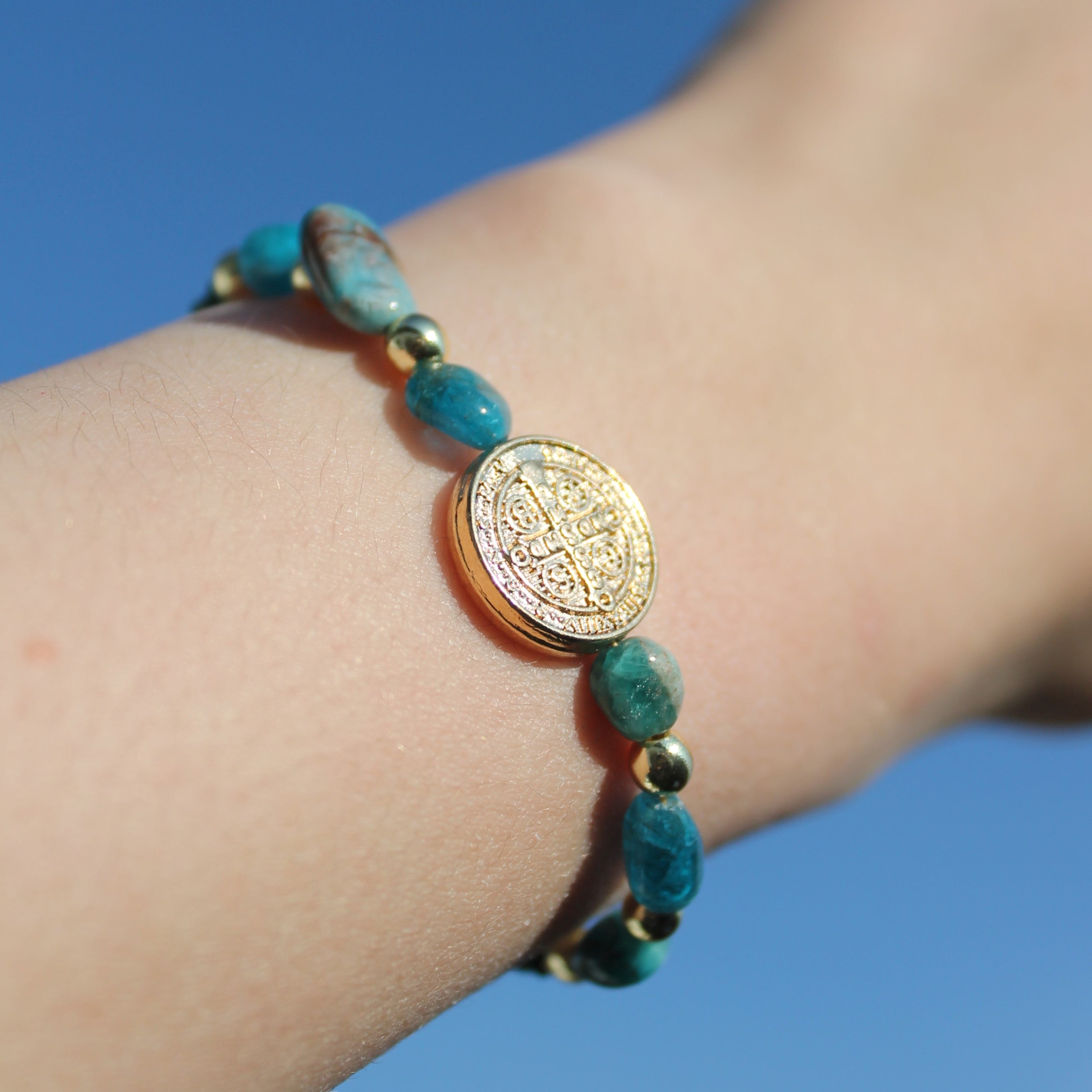 Apatit Edelsteinarmband Makramee mit Münze goldfarben