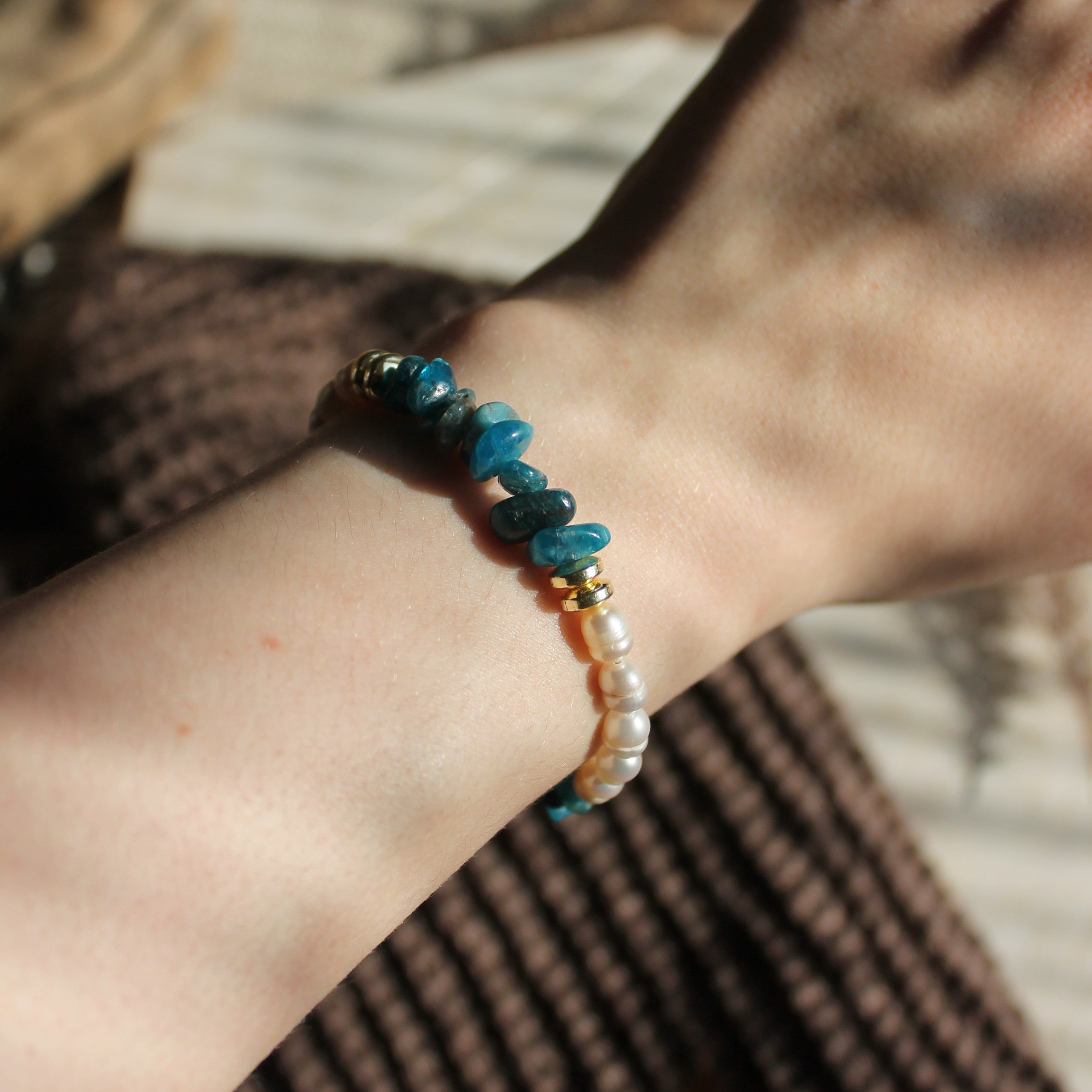 Apatit Splitter mit Süßwasserperlen Edelsteinarmband mit Verschluss goldfarben
