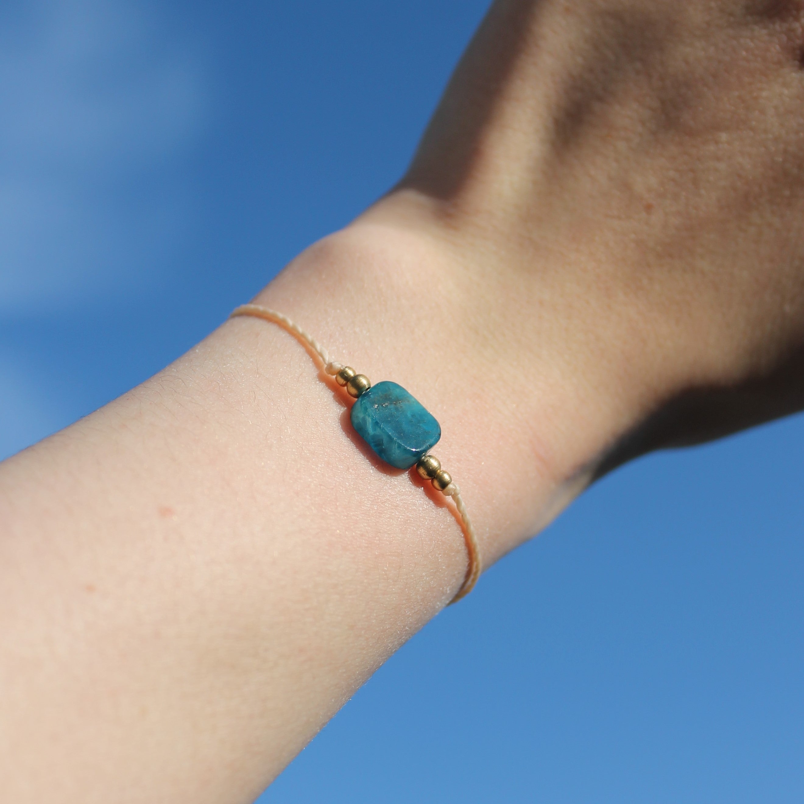 Apatit pur Edelsteinarmband Makramee goldfarben