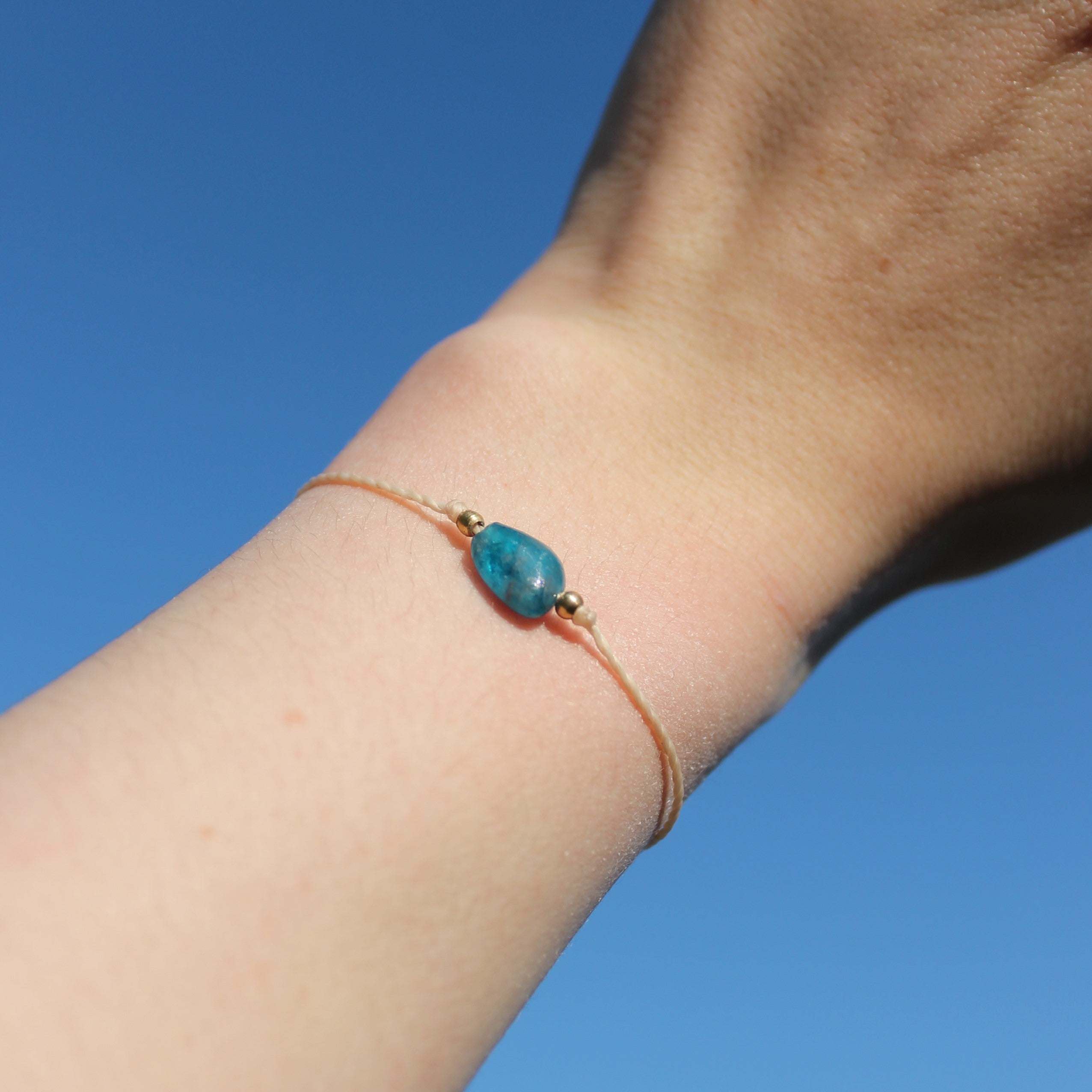 Apatit pur Edelsteinarmband Makramee goldfarben