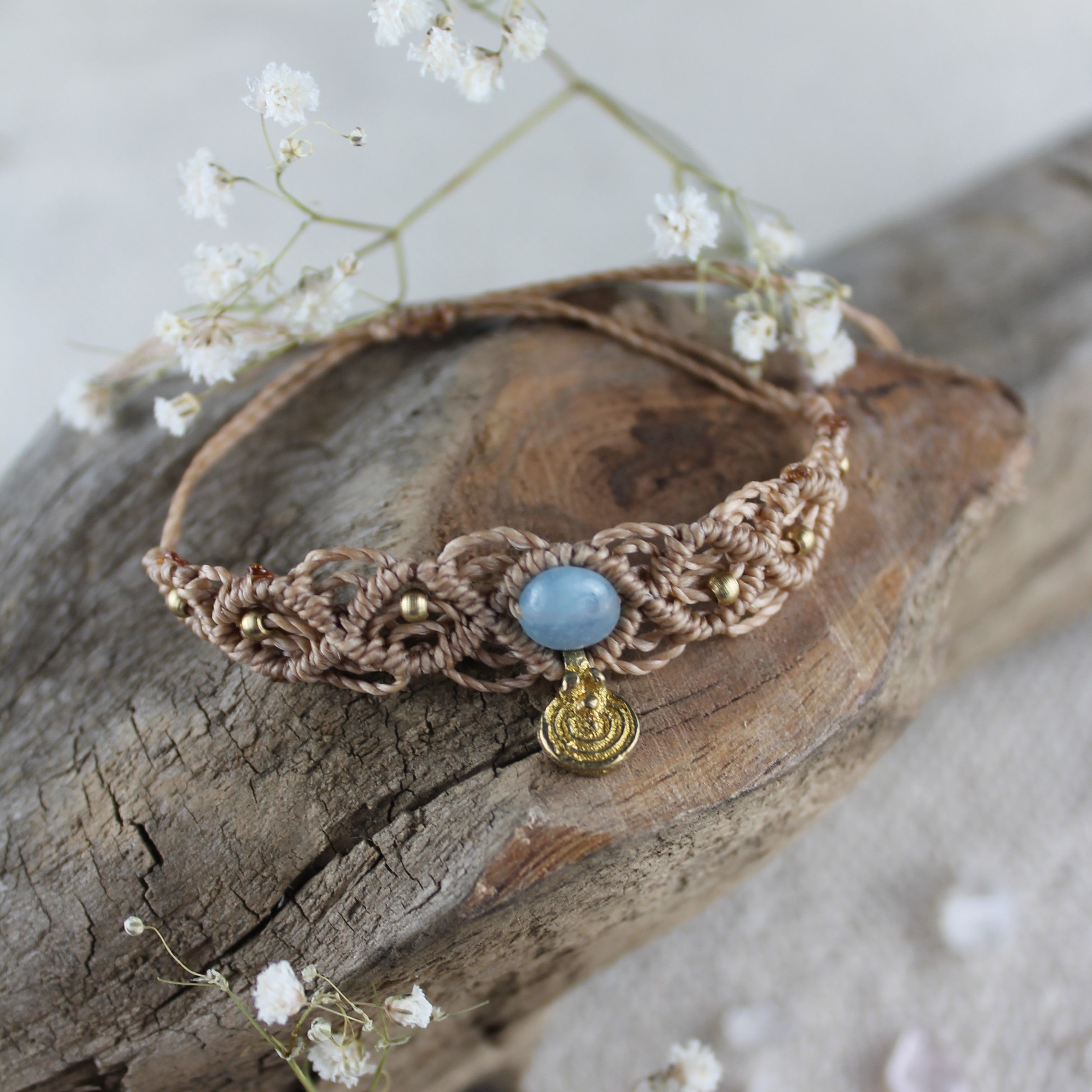 ARELA Jade Edelsteinarmband Makramee beige mit Messinganhänger goldfarben