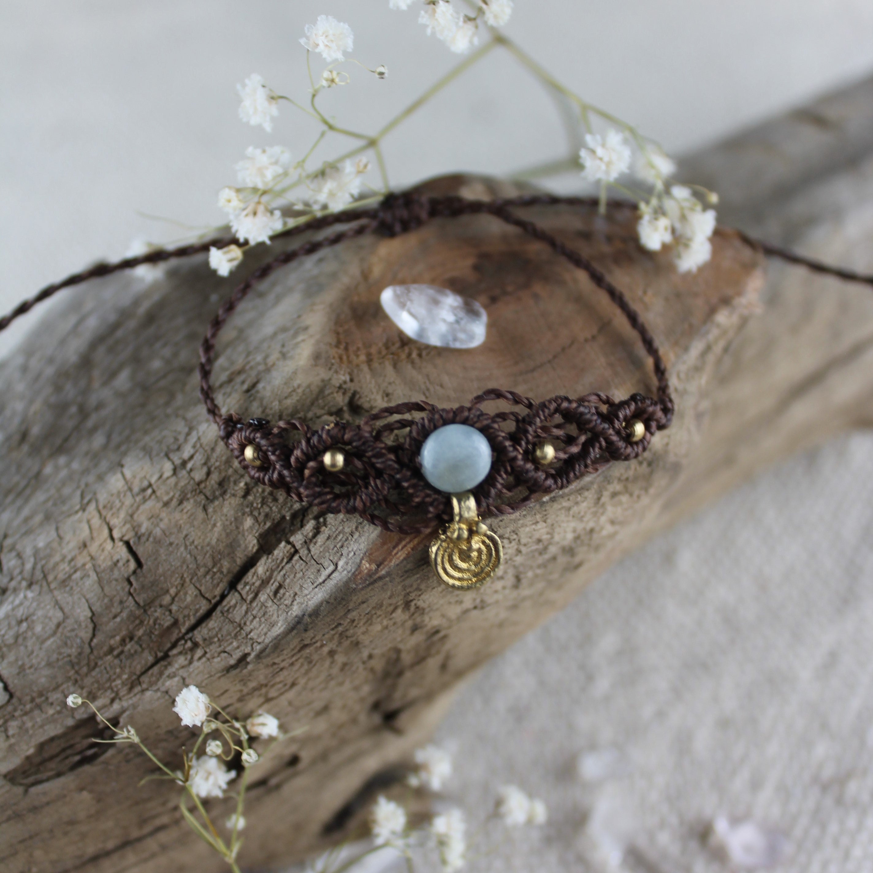 ARELA Jade Edelsteinarmband Makramee dunkelbraun mit Messinganhänger goldfarben