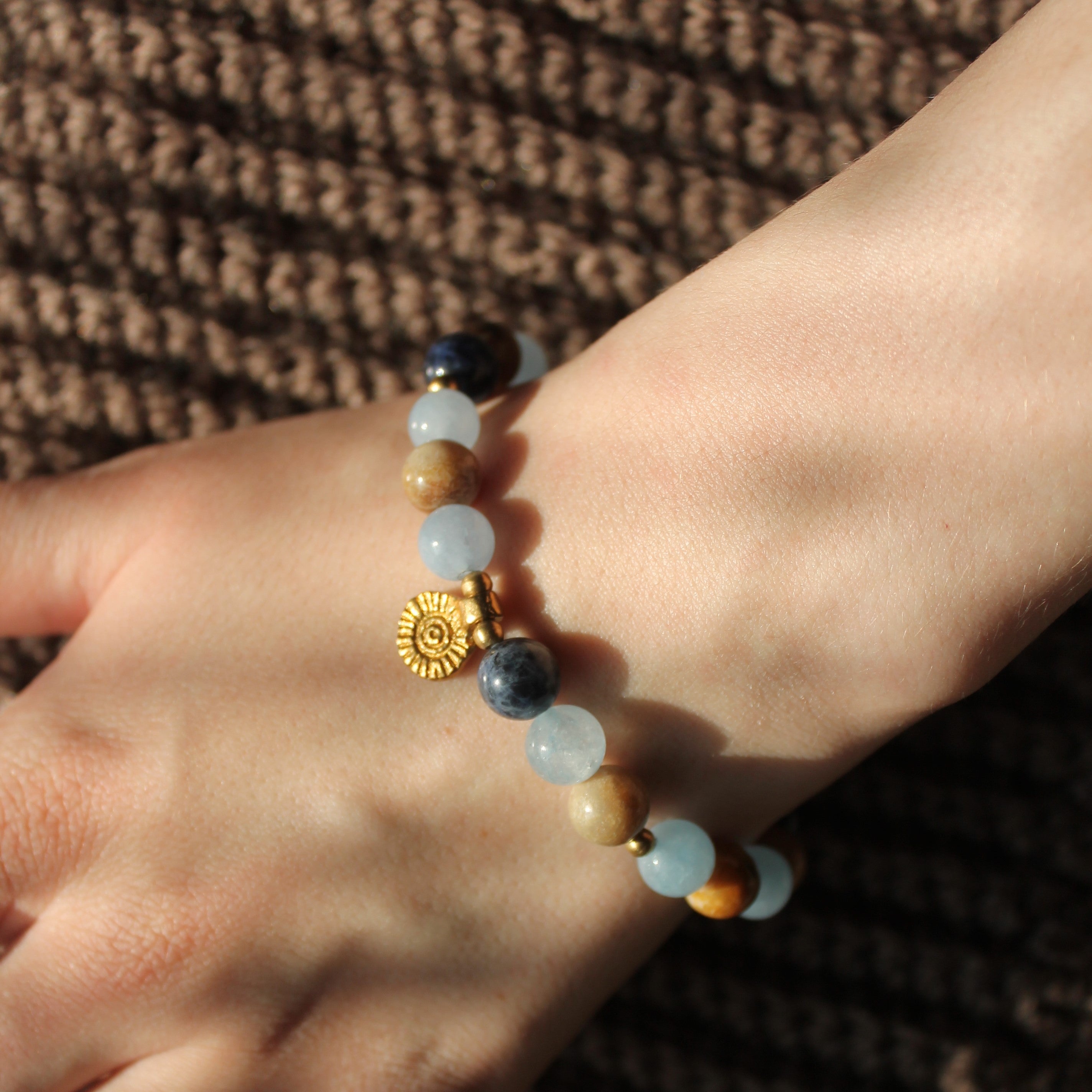 Aquamarin Jaspis Lapislazuli Edelsteinarmband mit Messinganhänger goldfarben Einheitsgröße