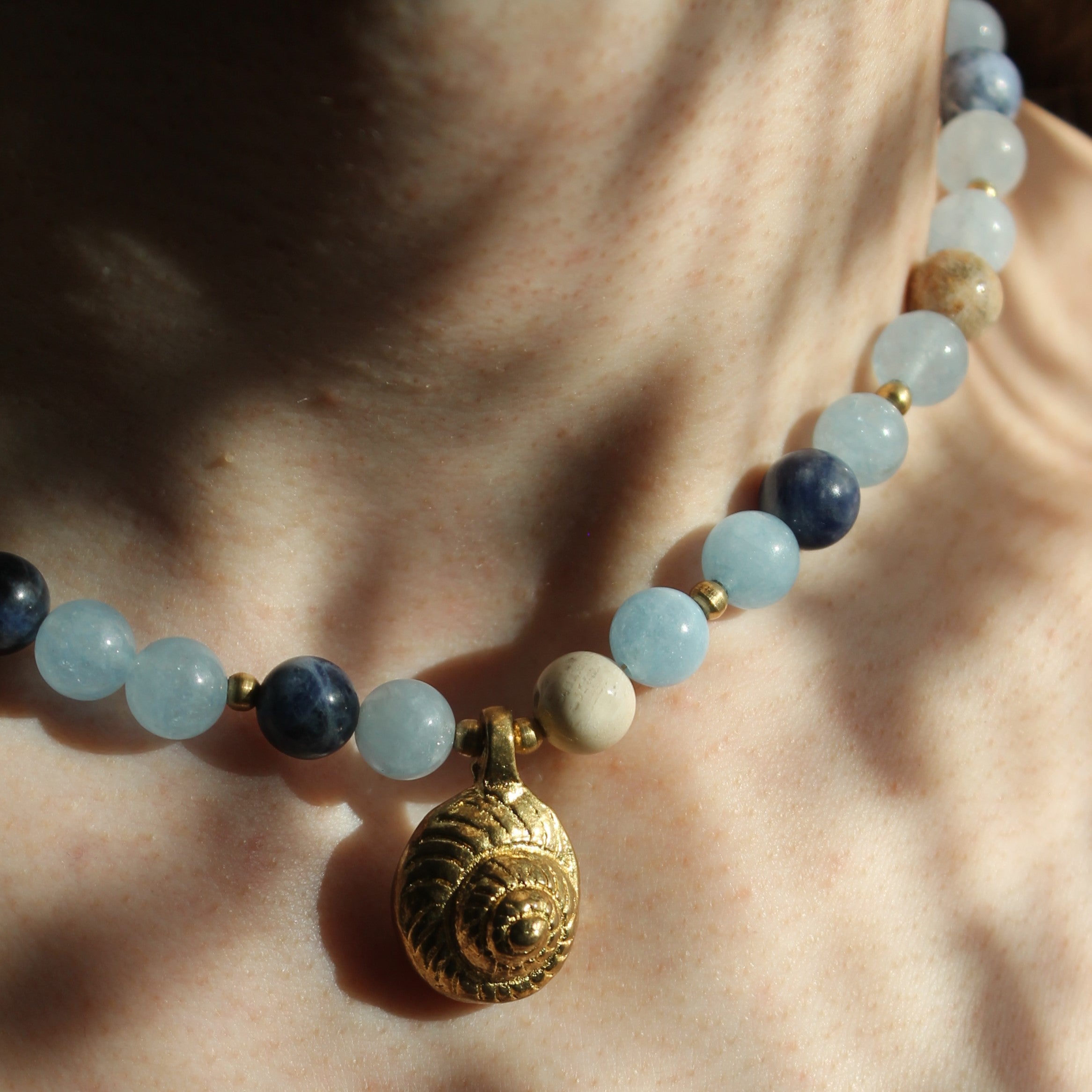 Aquamarin Jaspis Lapislazuli Choker Kette mit Messinganhänger goldfarben