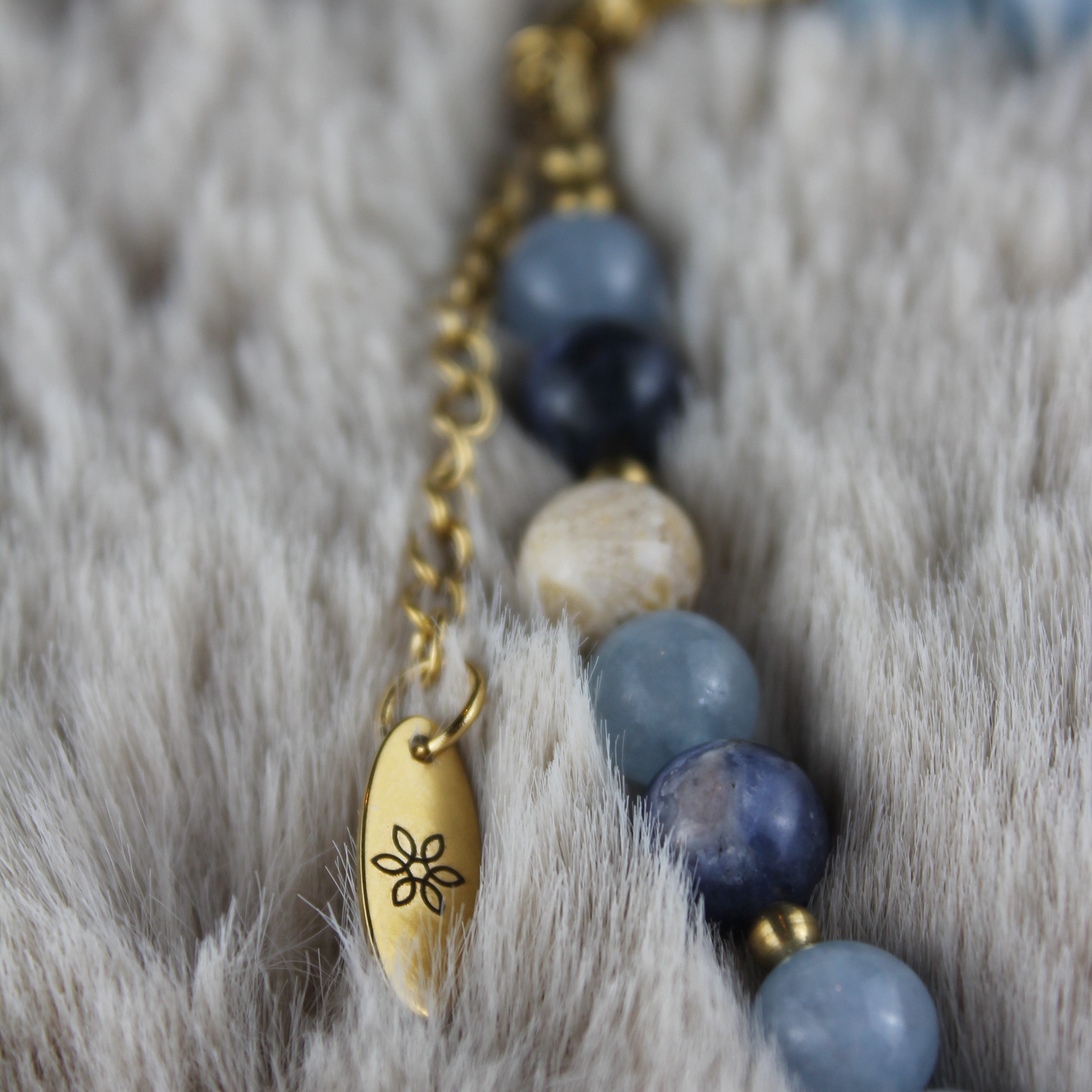 Aquamarin Jaspis Lapislazuli Choker Kette mit Messinganhänger goldfarben