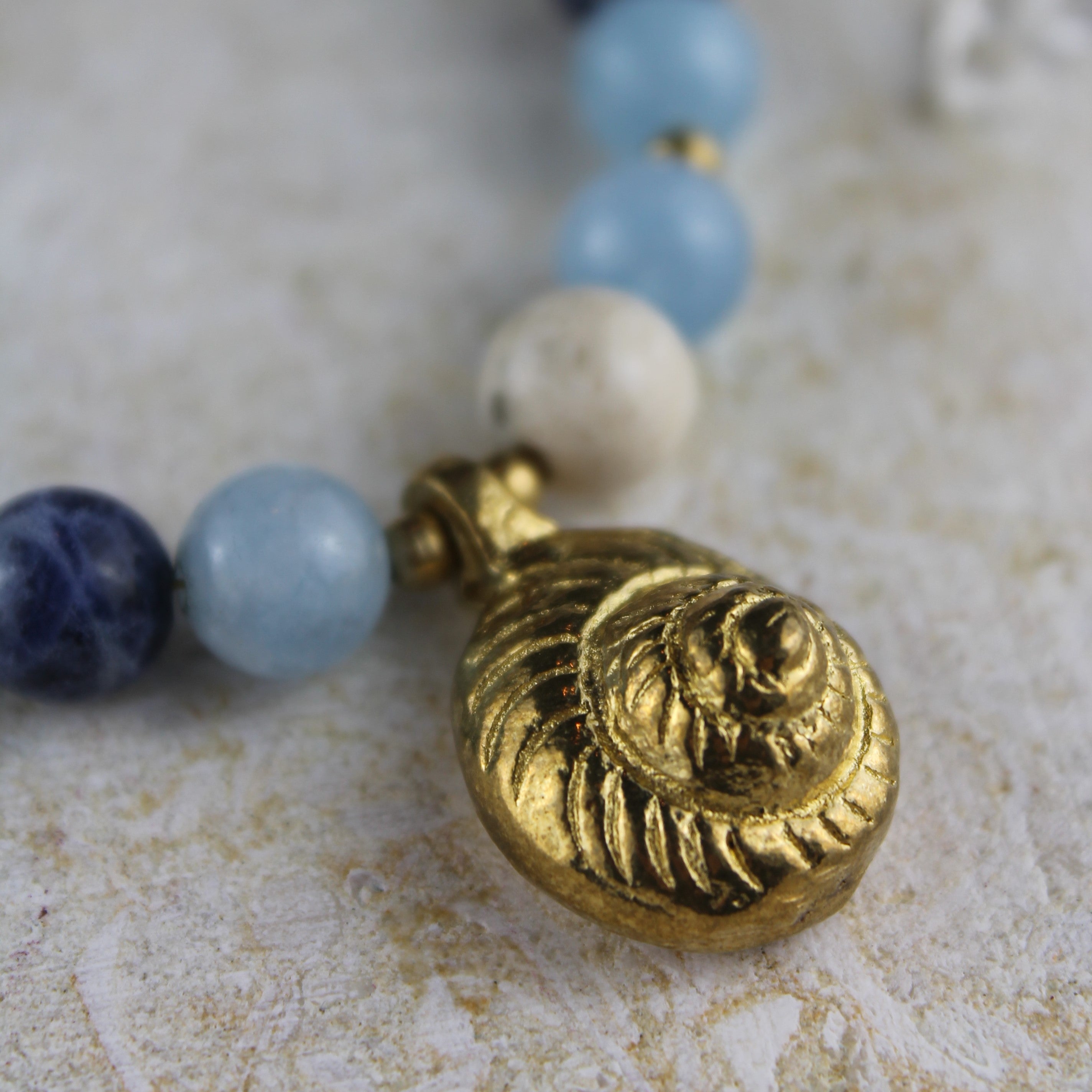 Aquamarin Jaspis Lapislazuli Choker Kette mit Messinganhänger goldfarben