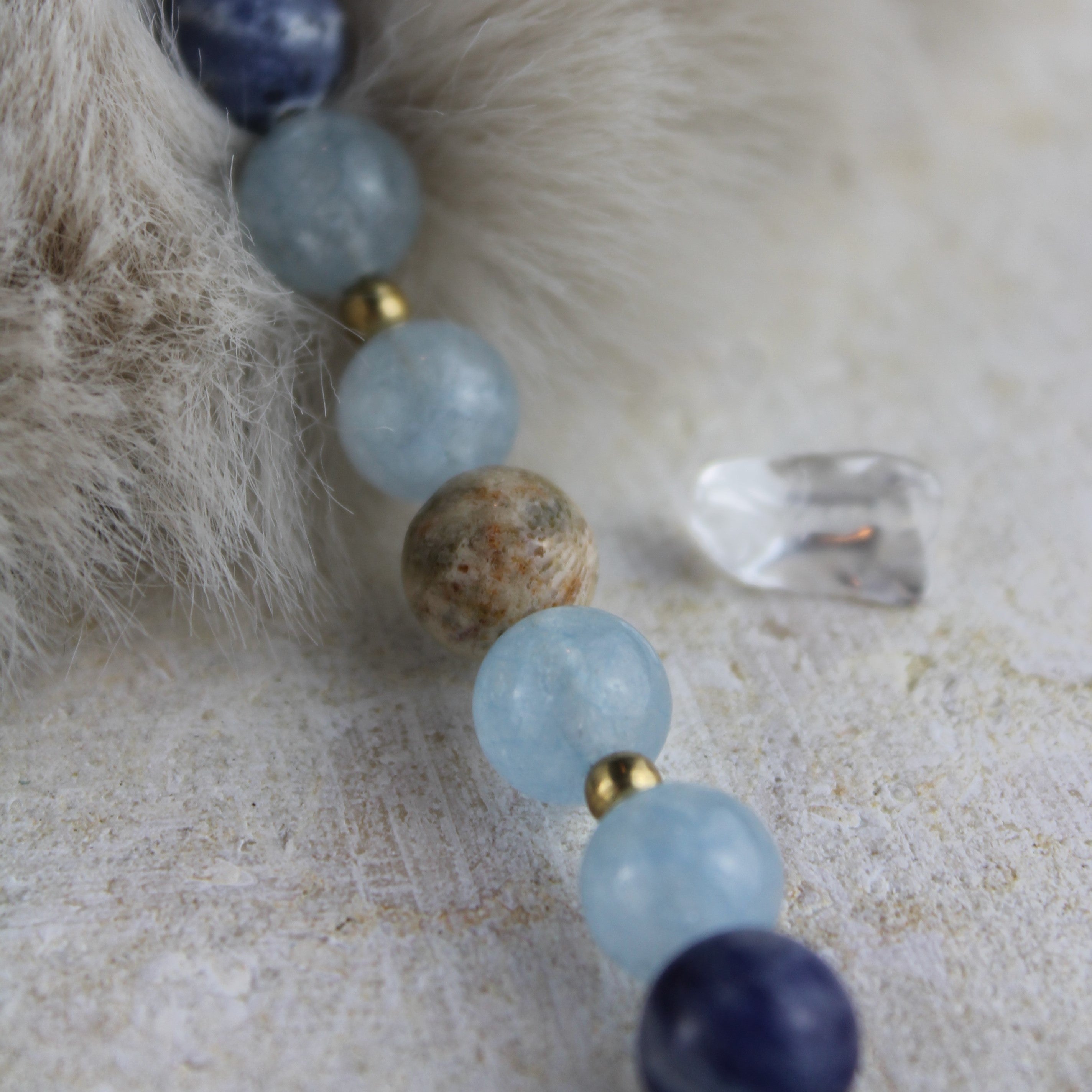 Aquamarin Jaspis Lapislazuli Choker Kette mit Messinganhänger goldfarben