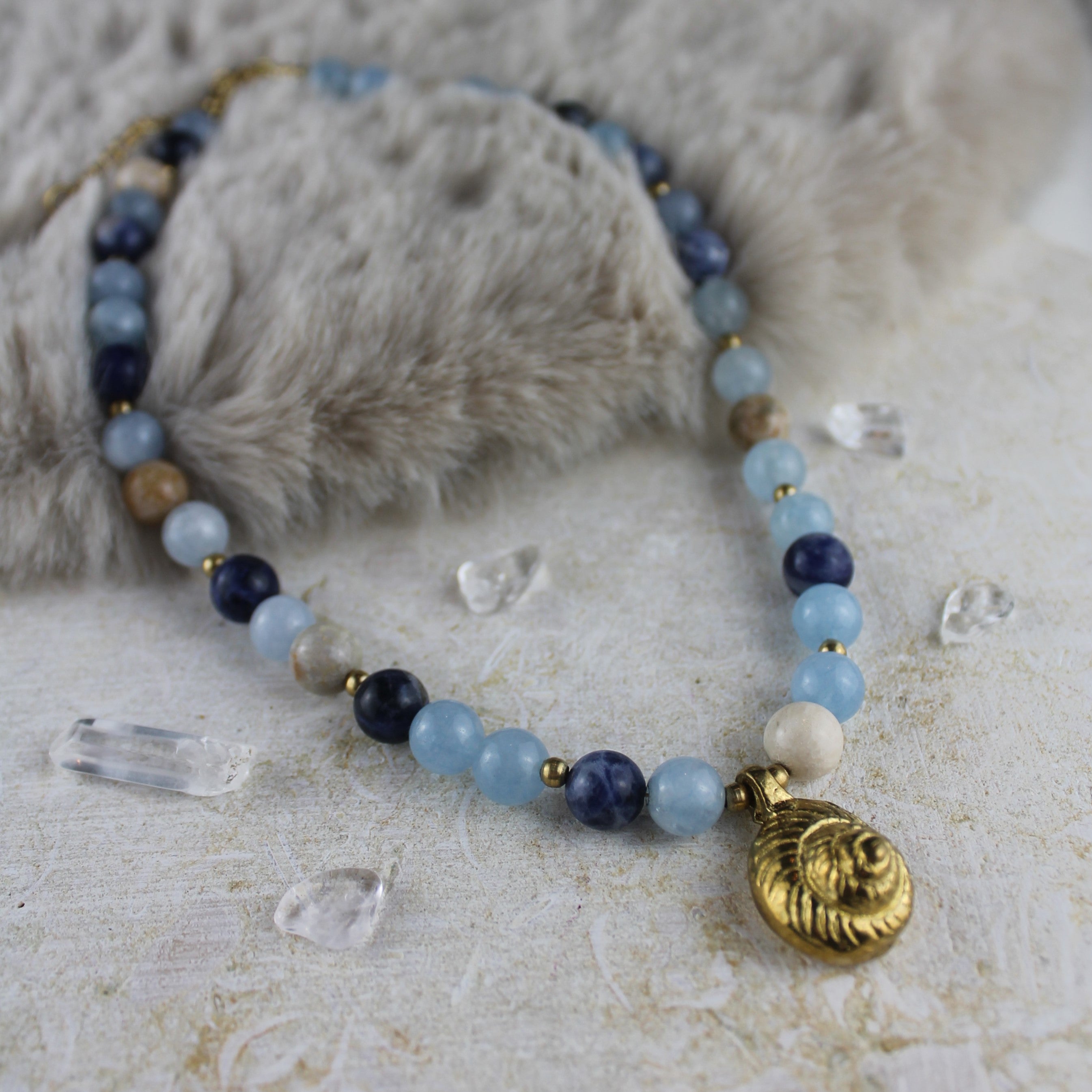 Aquamarin Jaspis Lapislazuli Choker Kette mit Messinganhänger goldfarben