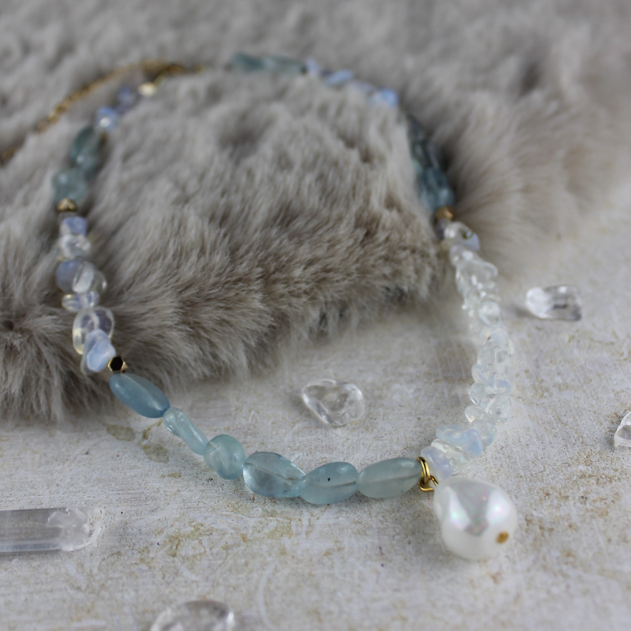 Aquamarin Opalit Choker Kette mit Perlenanhänger goldfarben