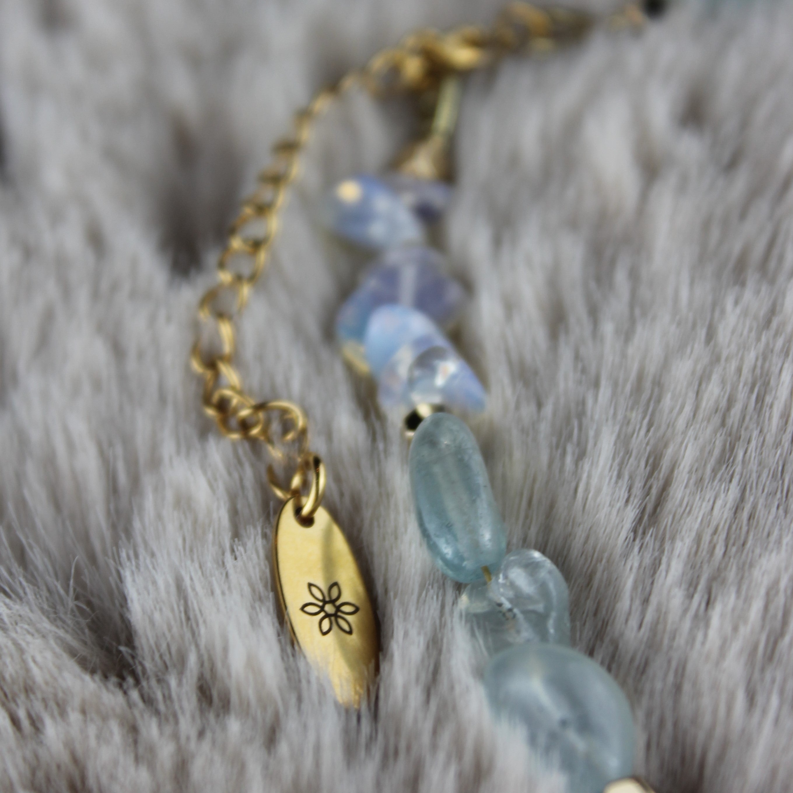 Aquamarin Opalit Choker Kette mit Perlenanhänger goldfarben