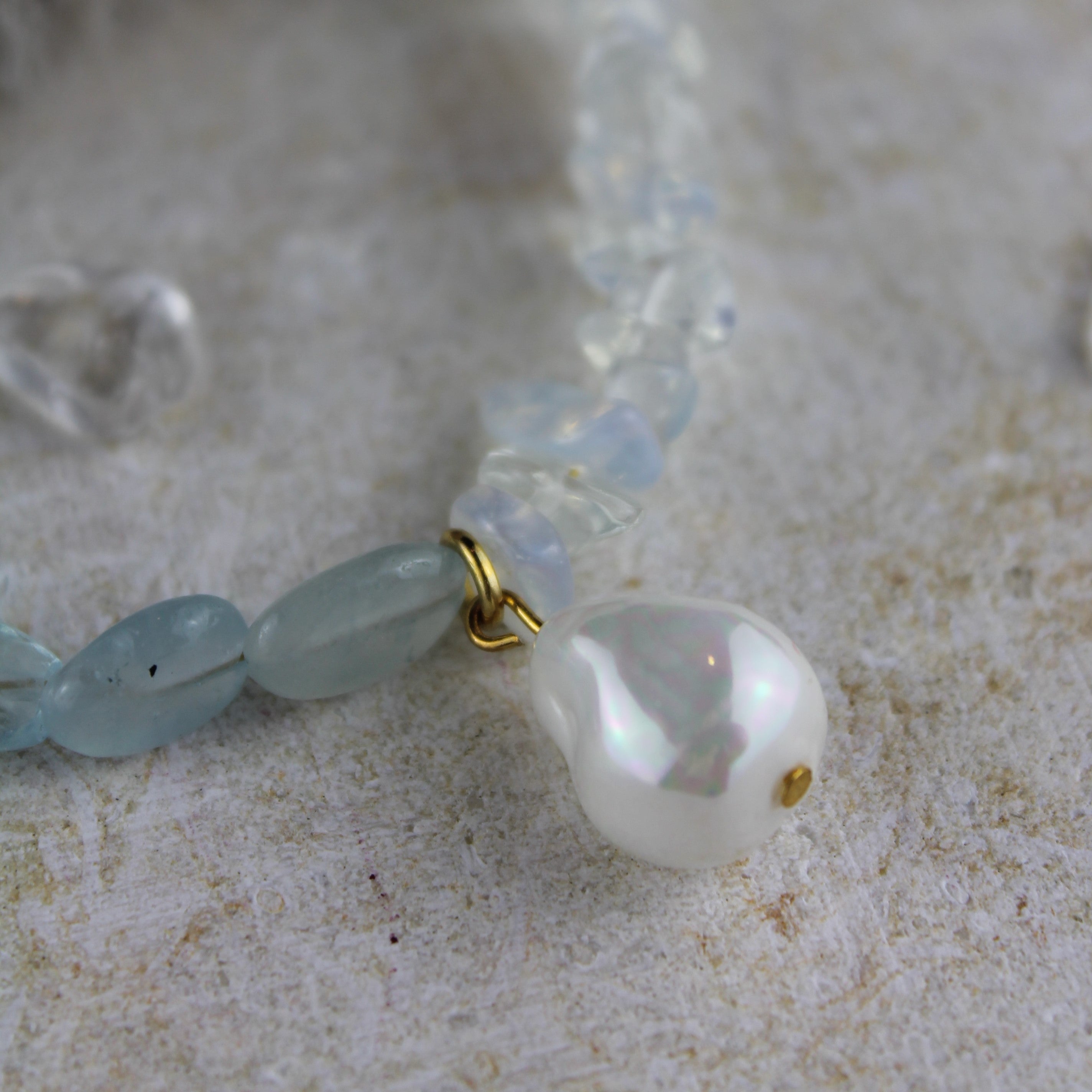Aquamarin Opalit Choker Kette mit Perlenanhänger goldfarben