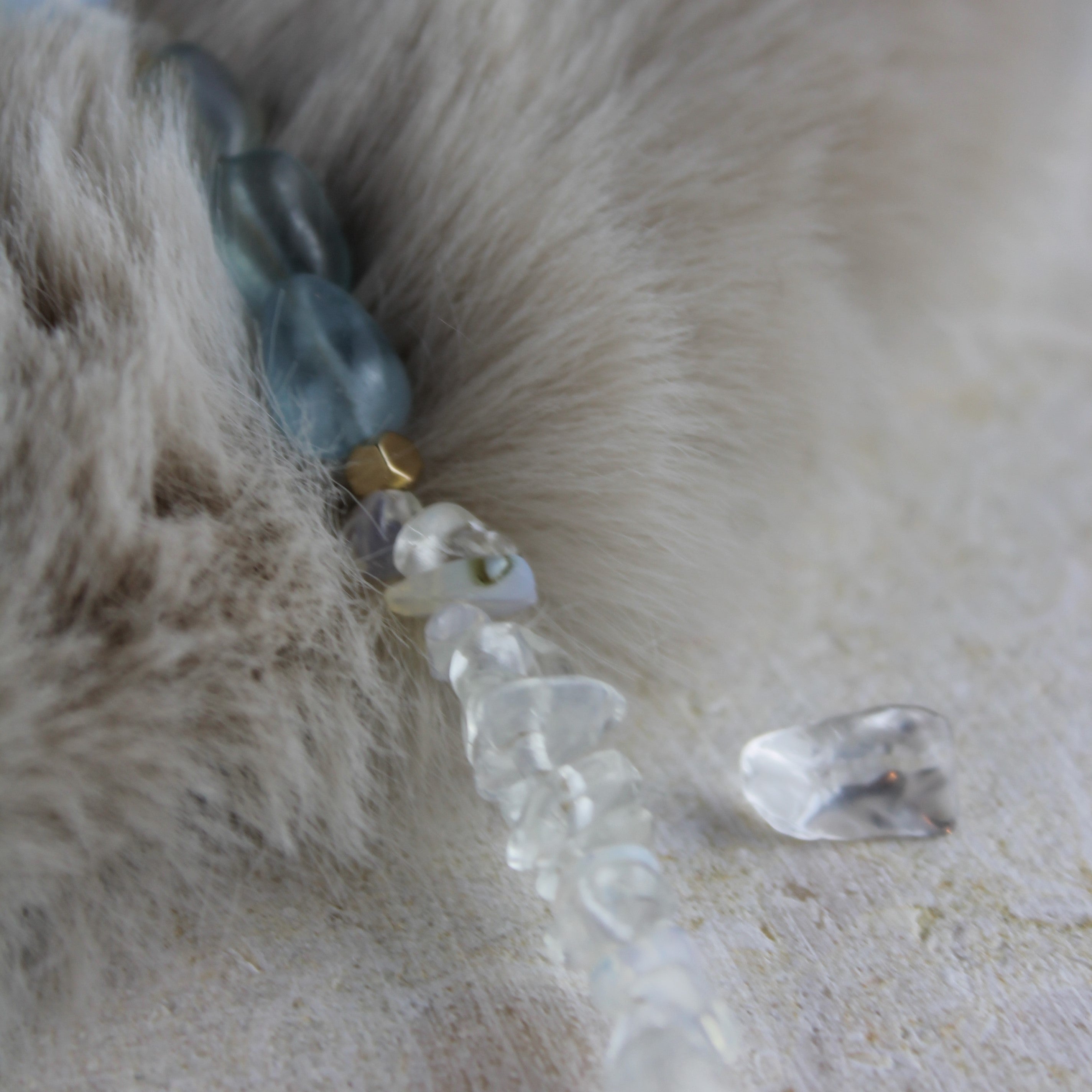 Aquamarin Opalit Choker Kette mit Perlenanhänger goldfarben