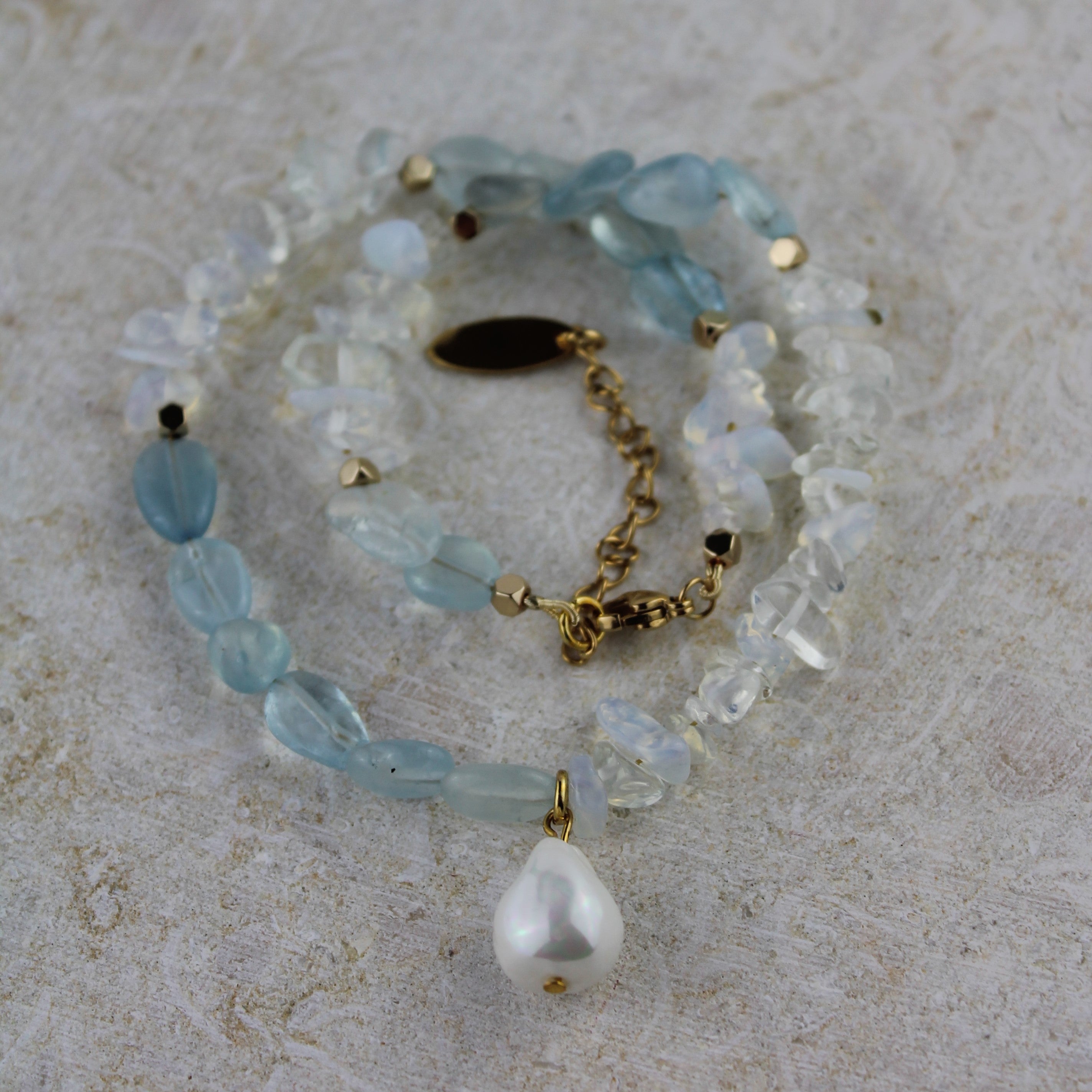 Aquamarin Opalit Choker Kette mit Perlenanhänger goldfarben