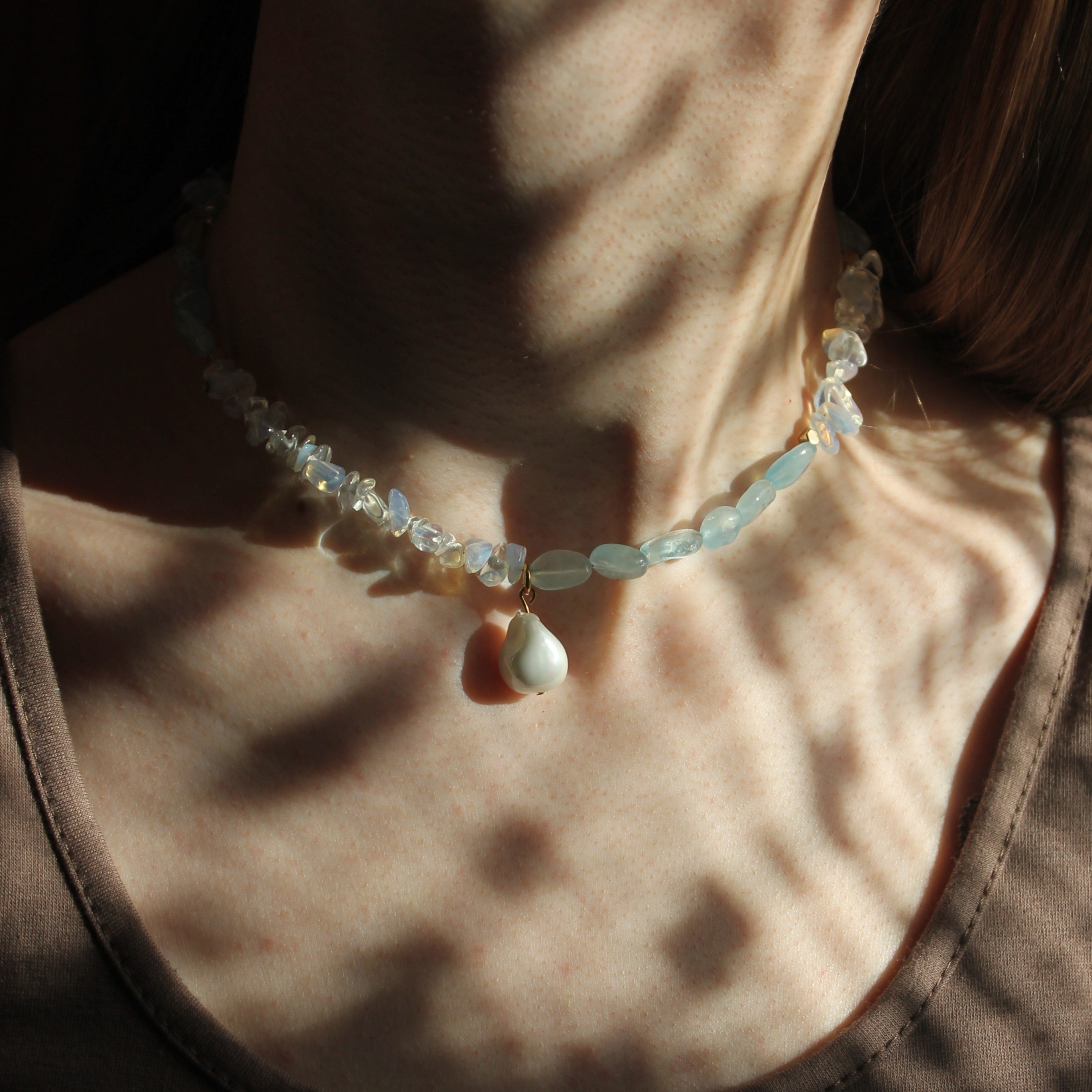Aquamarin Opalit Choker Kette mit Perlenanhänger goldfarben