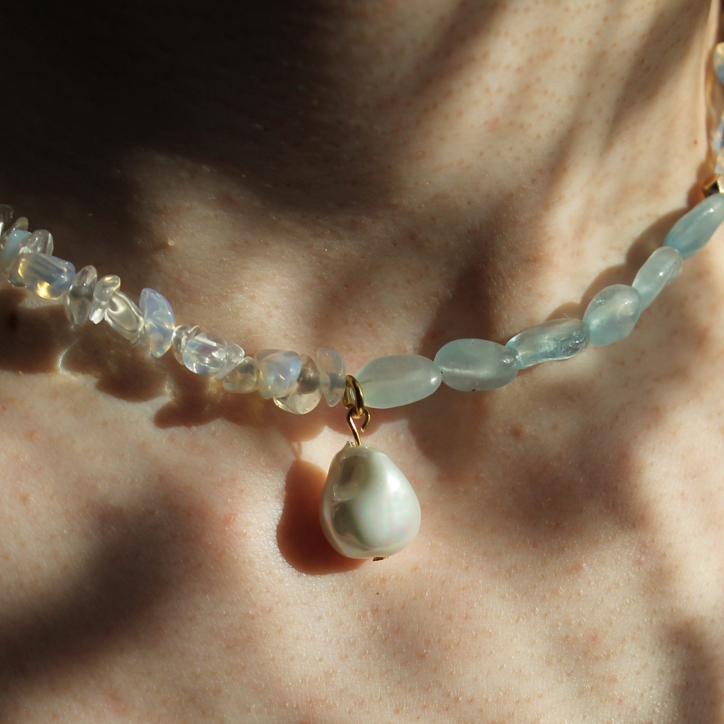 Aquamarin Opalit Choker Kette mit Perlenanhänger goldfarben