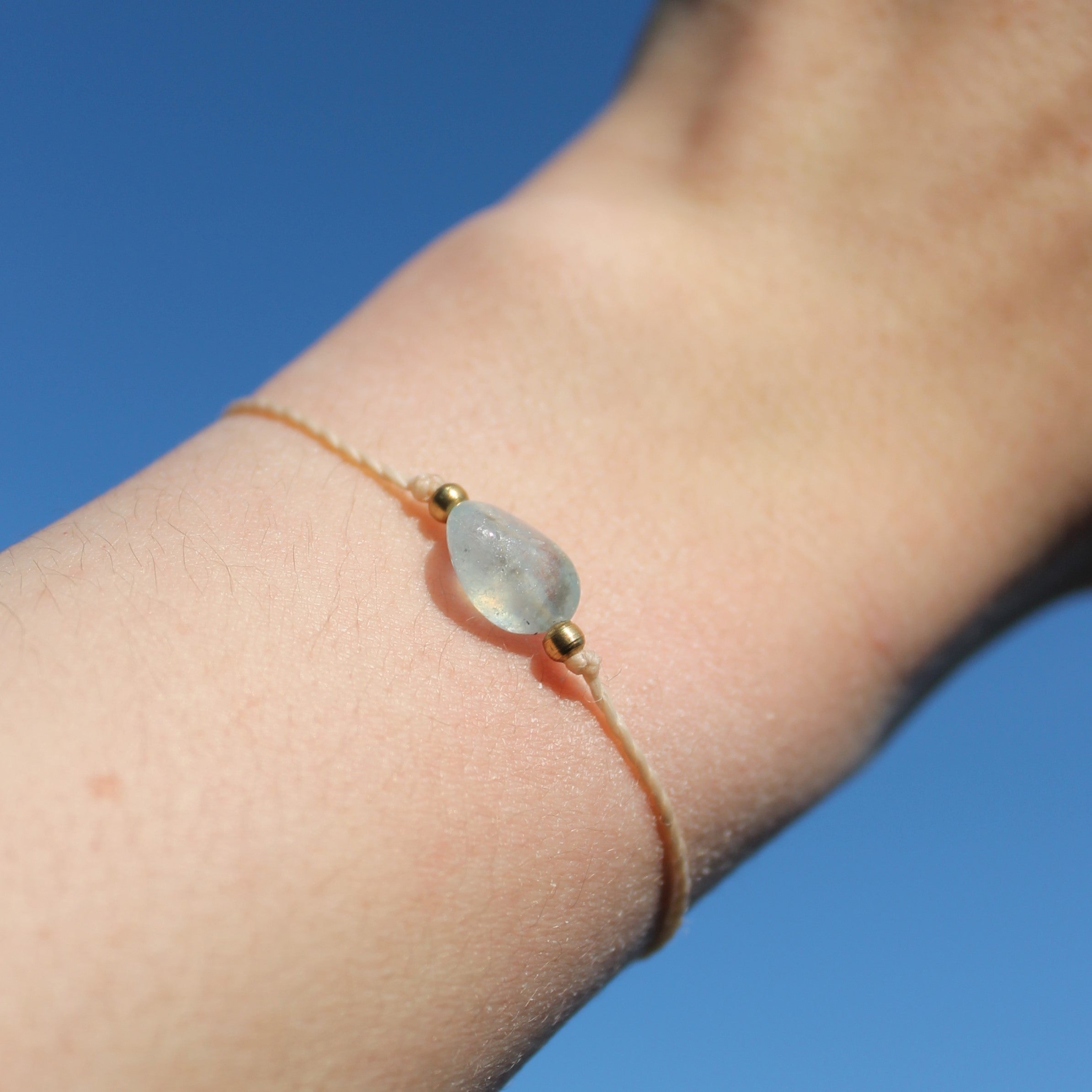 Aquamarin pur Edelsteinarmband Makramee goldfarben