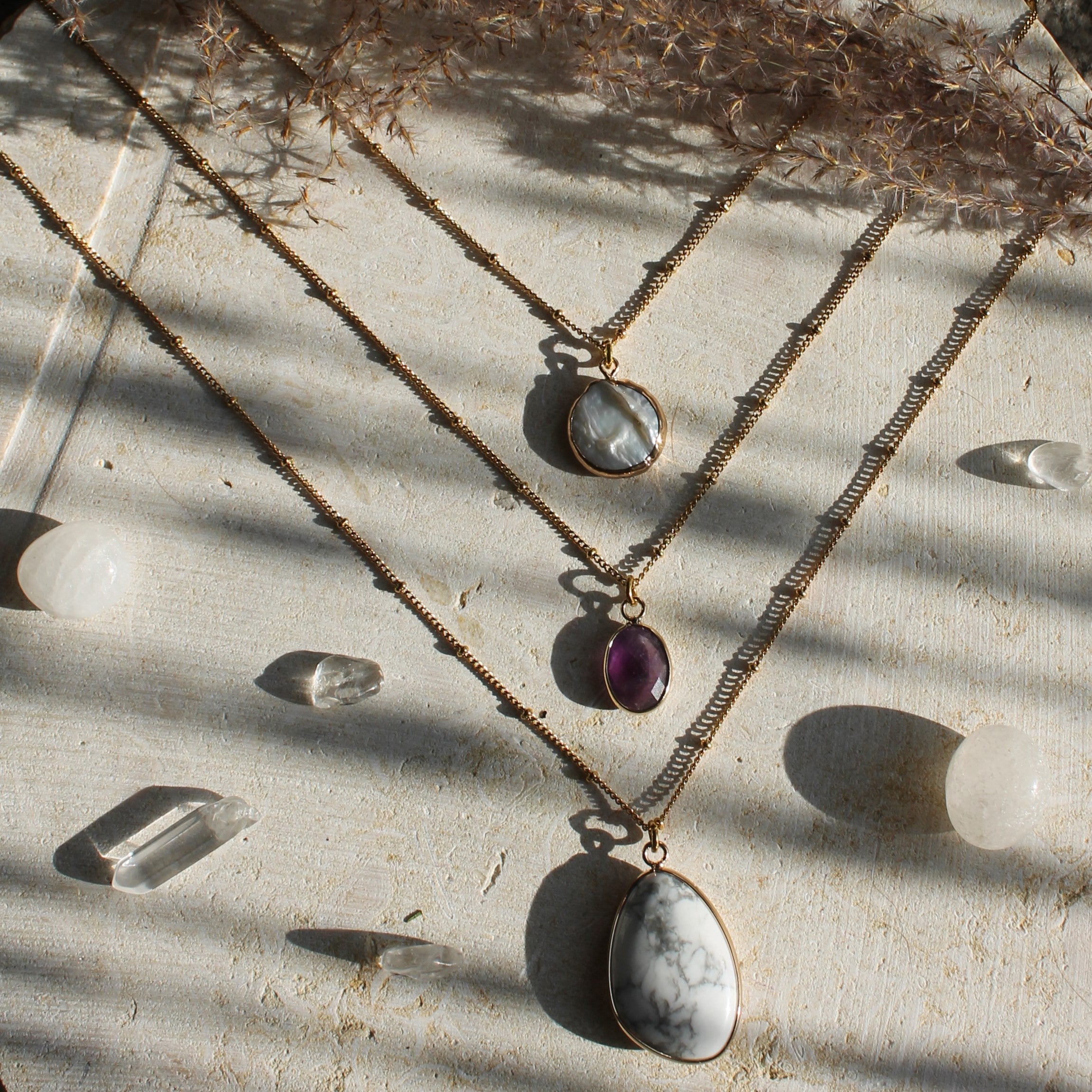 Howlith groß Edelsteinanhänger Kette goldfarben