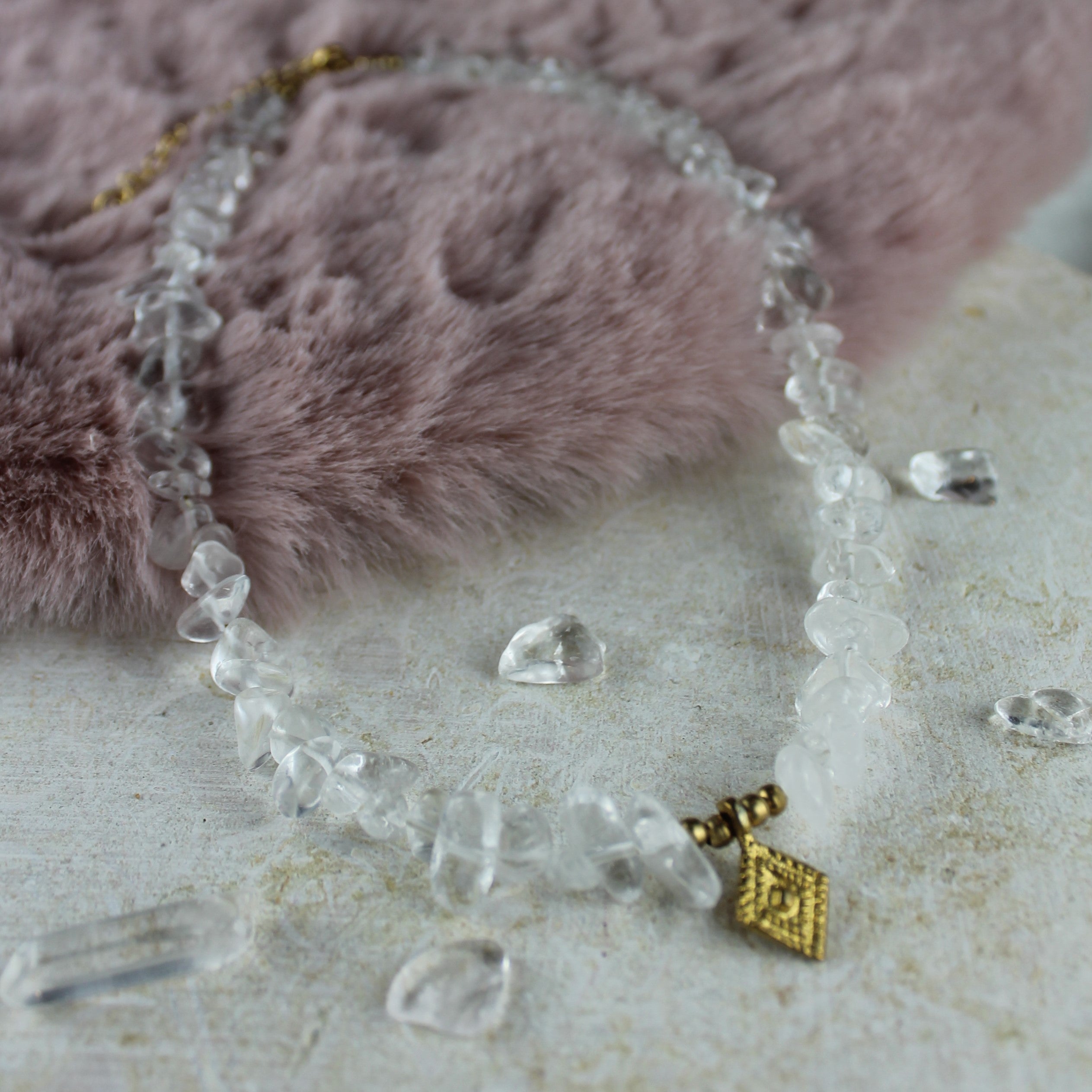 Bergkristall Splitter Choker Kette mit Messinganhänger goldfarben