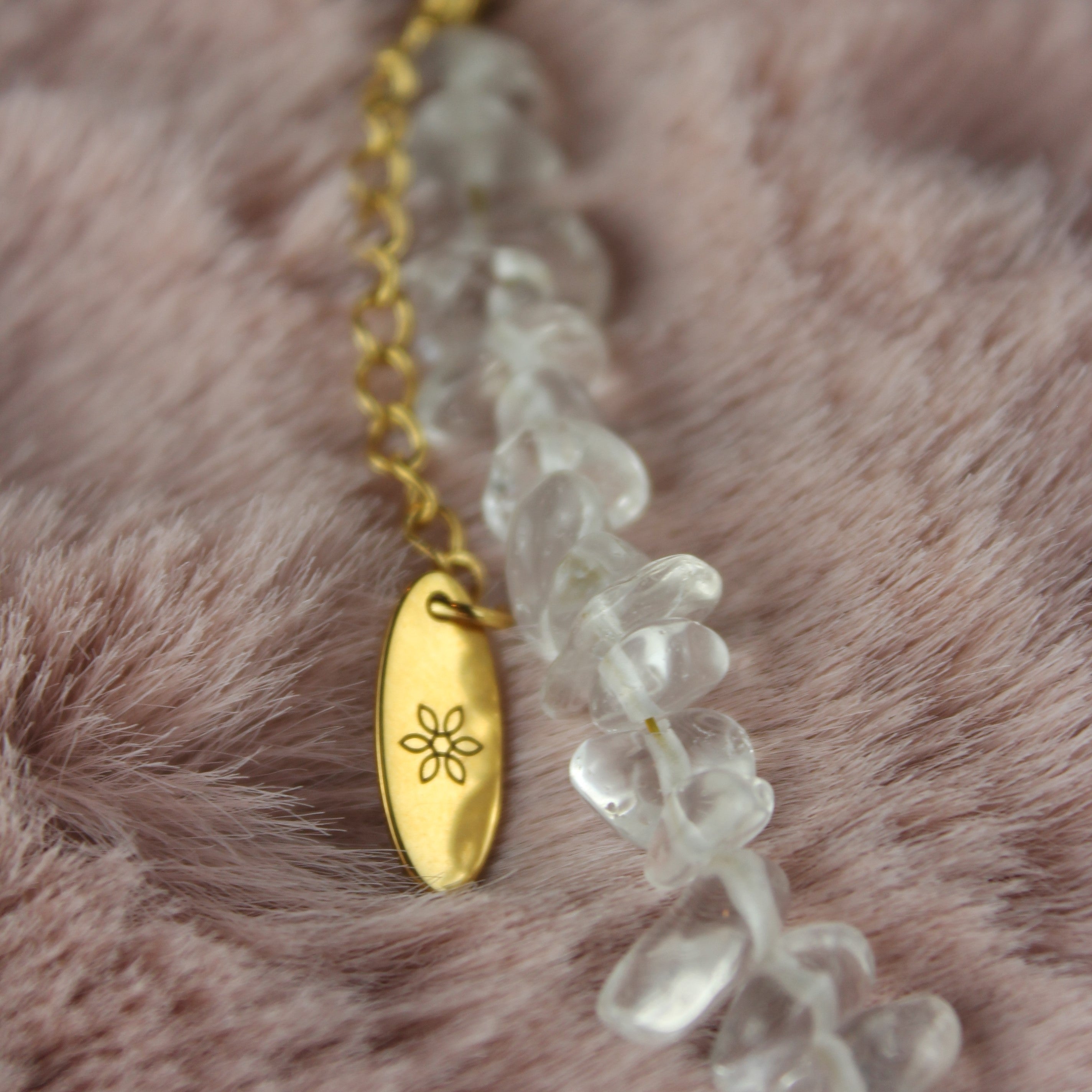 Bergkristall Splitter Choker Kette mit Messinganhänger goldfarben