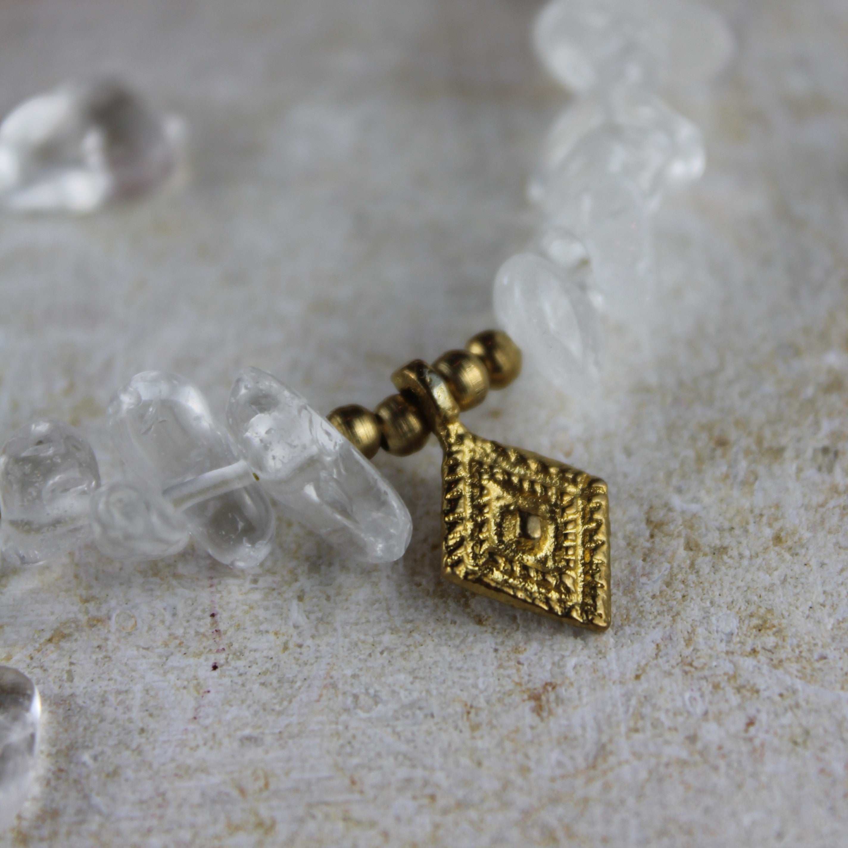 Bergkristall Splitter Choker Kette mit Messinganhänger goldfarben