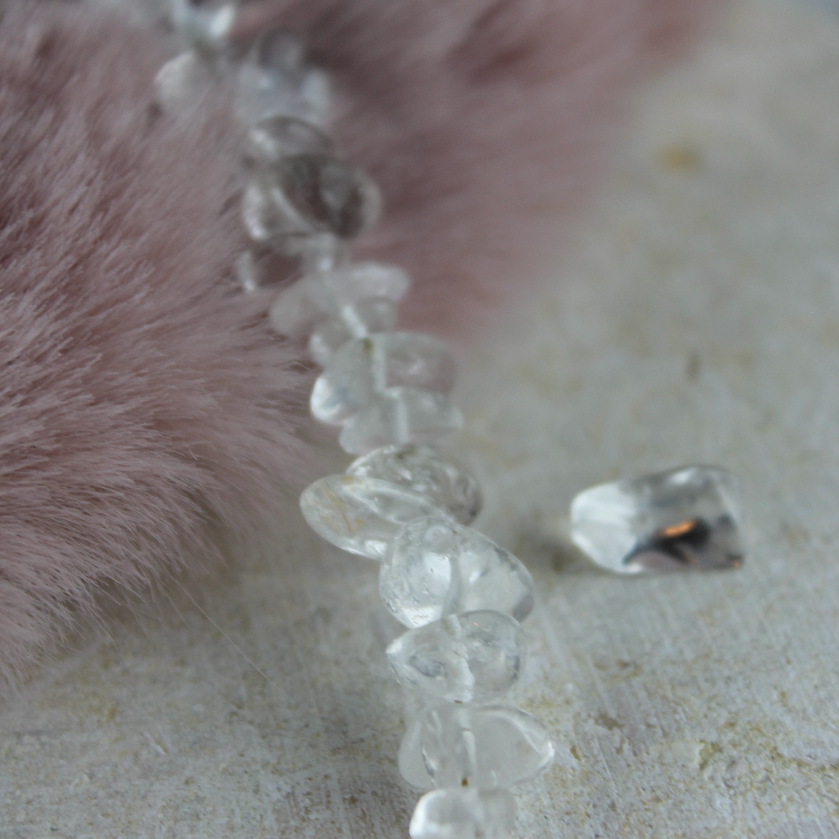 Bergkristall Splitter Choker Kette mit Messinganhänger goldfarben