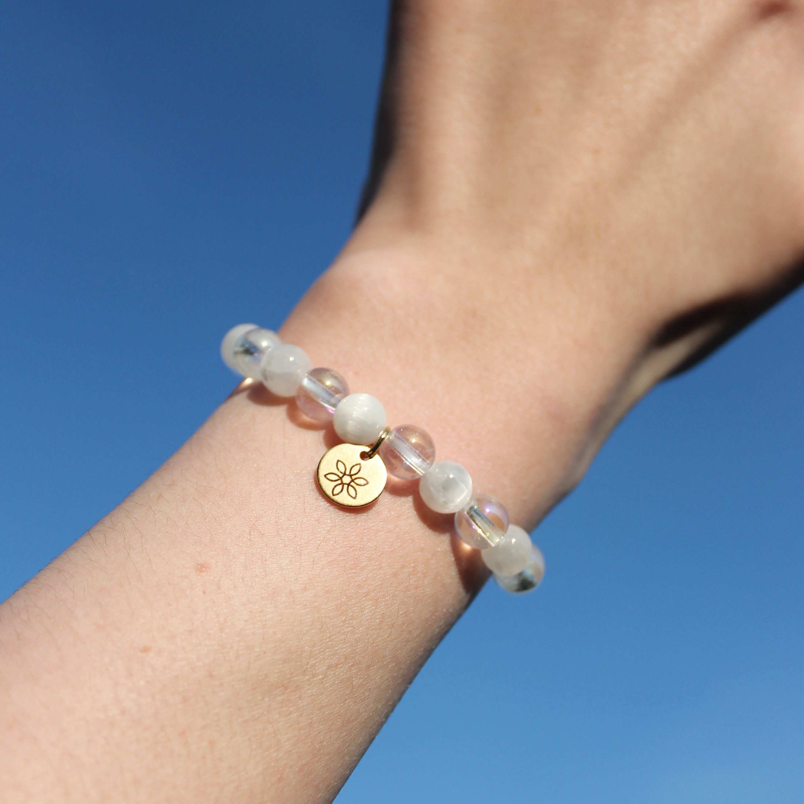 Bergkristall mit Selenit Edelsteinarmband goldfarben