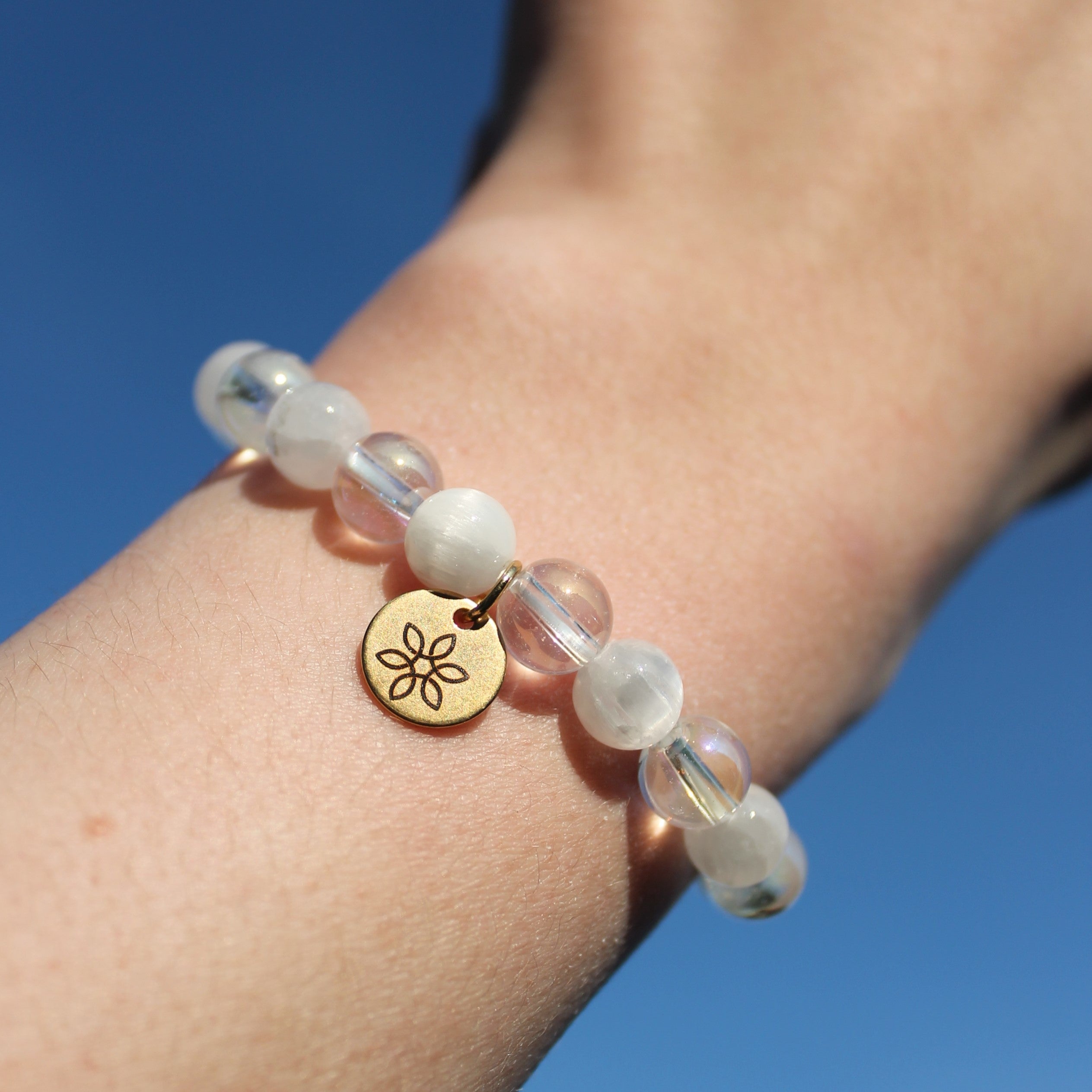 Bergkristall mit Selenit Edelsteinarmband goldfarben