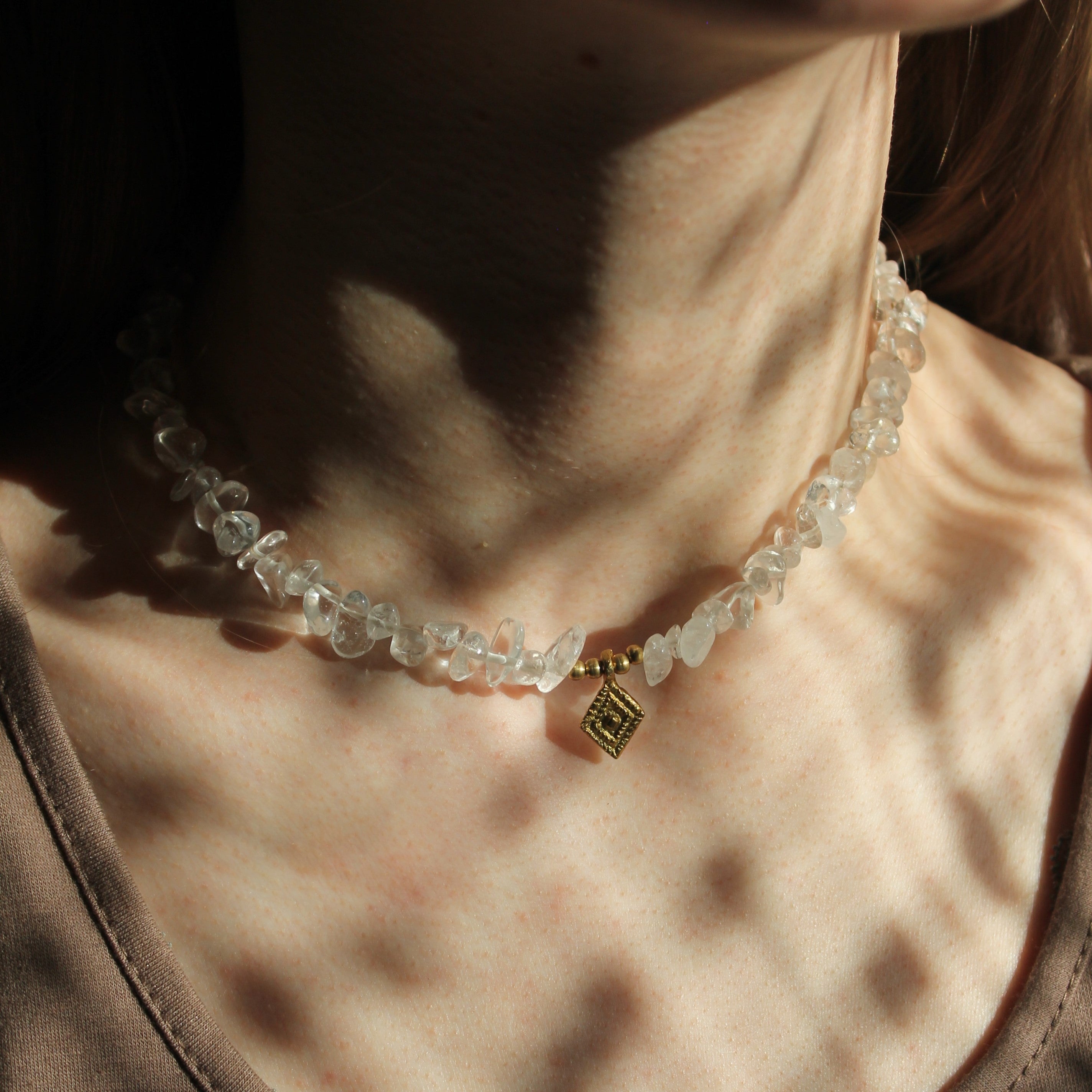 Bergkristall Splitter Choker Kette mit Messinganhänger goldfarben