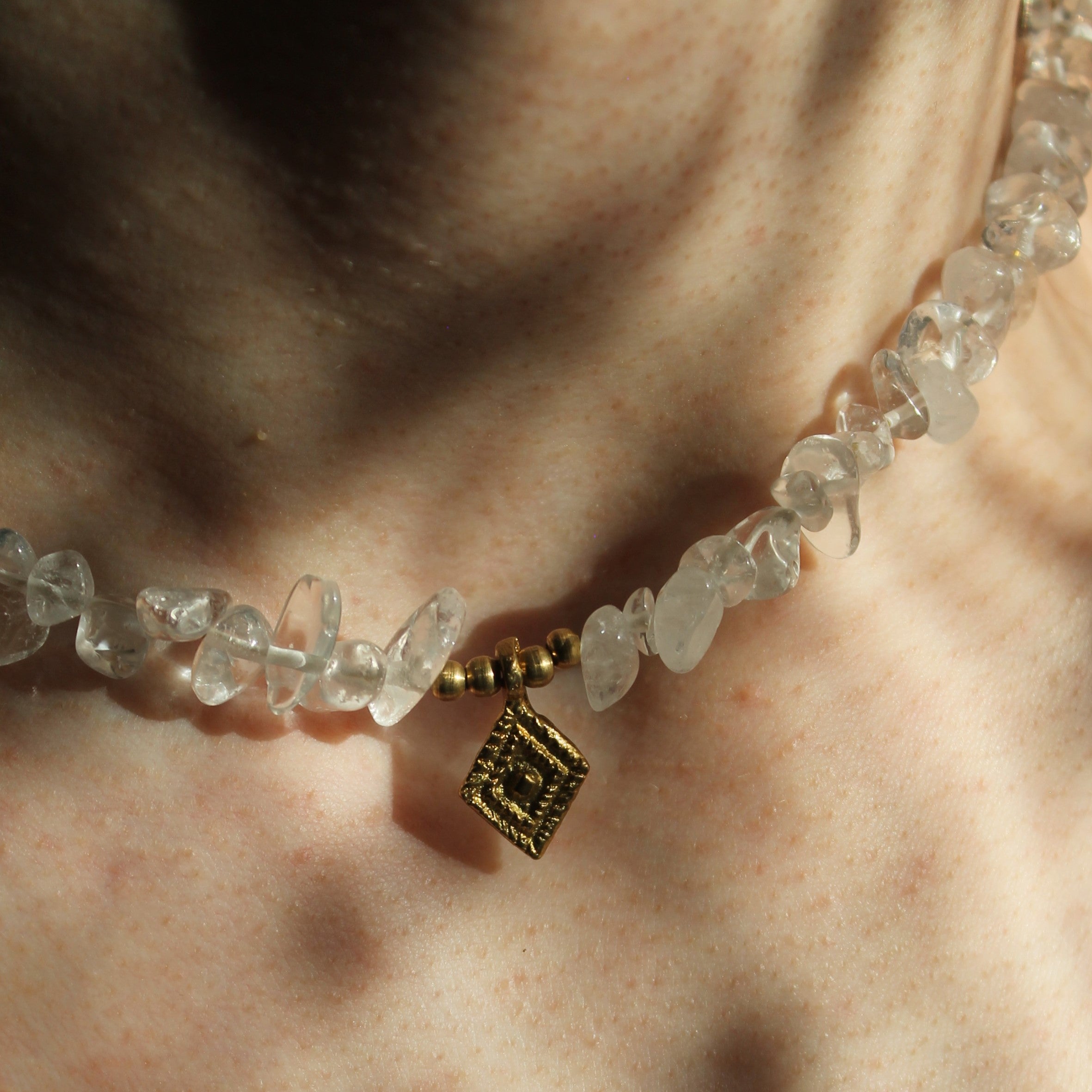 Bergkristall Splitter Choker Kette mit Messinganhänger goldfarben