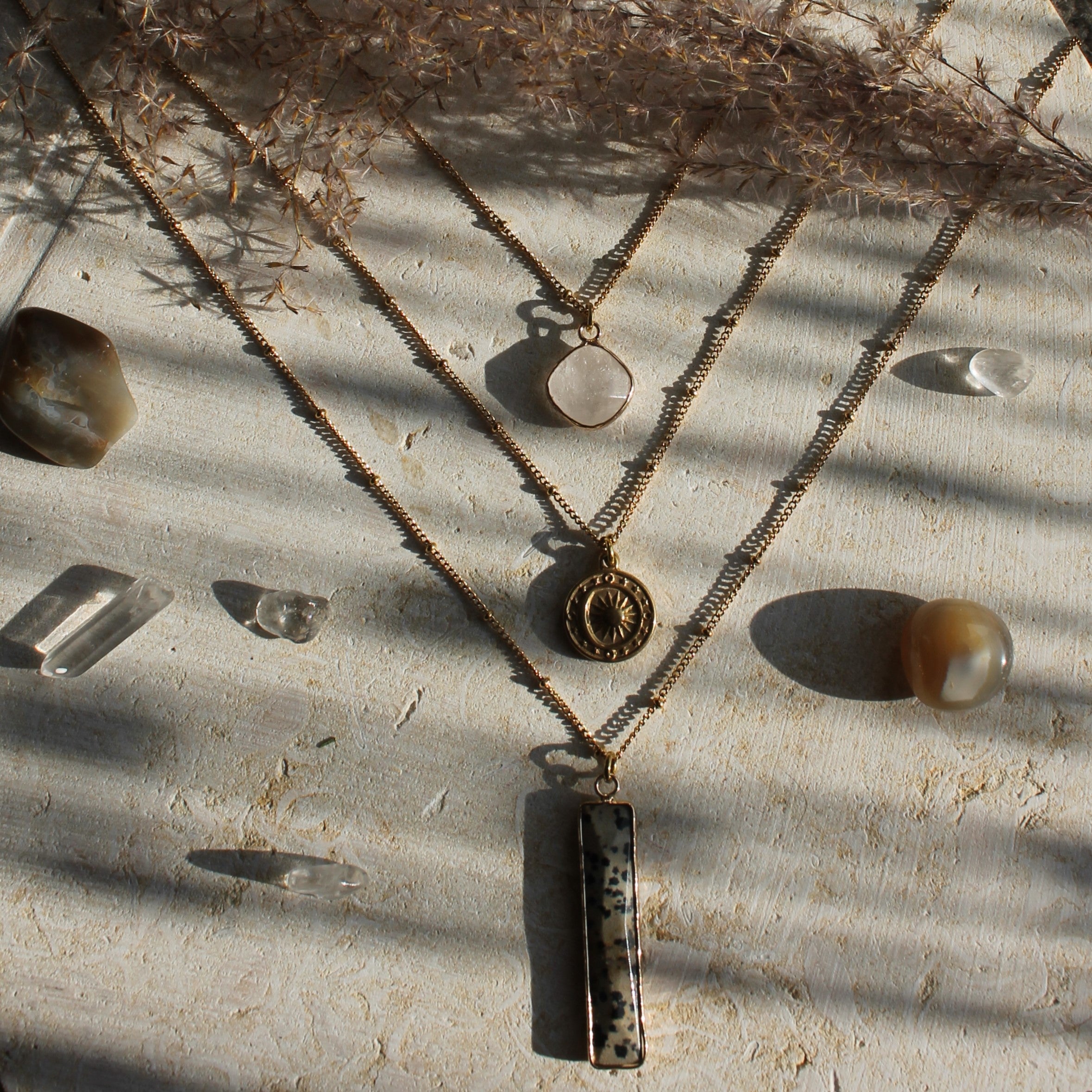 Dalmatiner Stab Jaspis Edelsteinanhänger Kette goldfarben