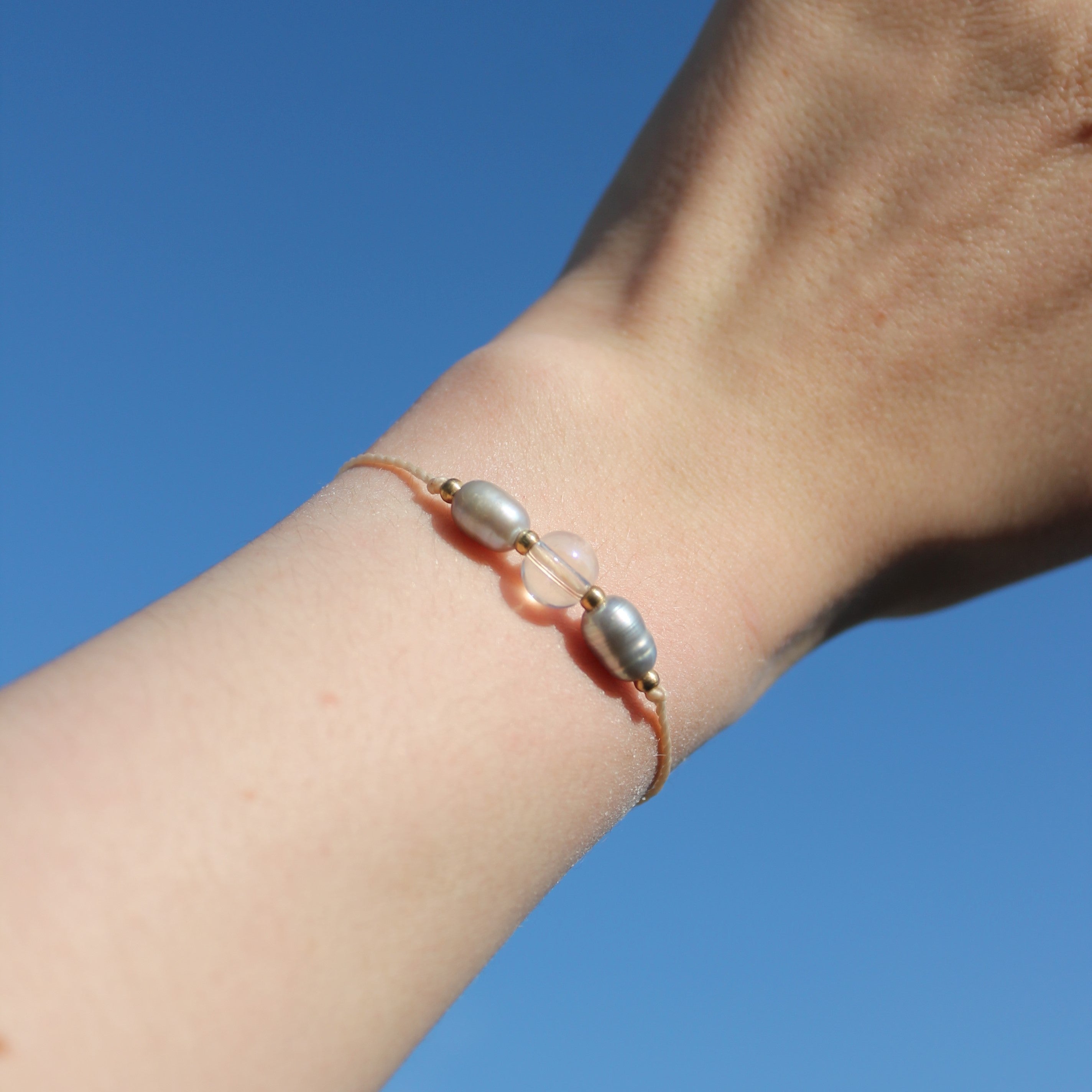 Bergkristall mit Süßwasserperlen Edelsteinarmband Makramee goldfarben