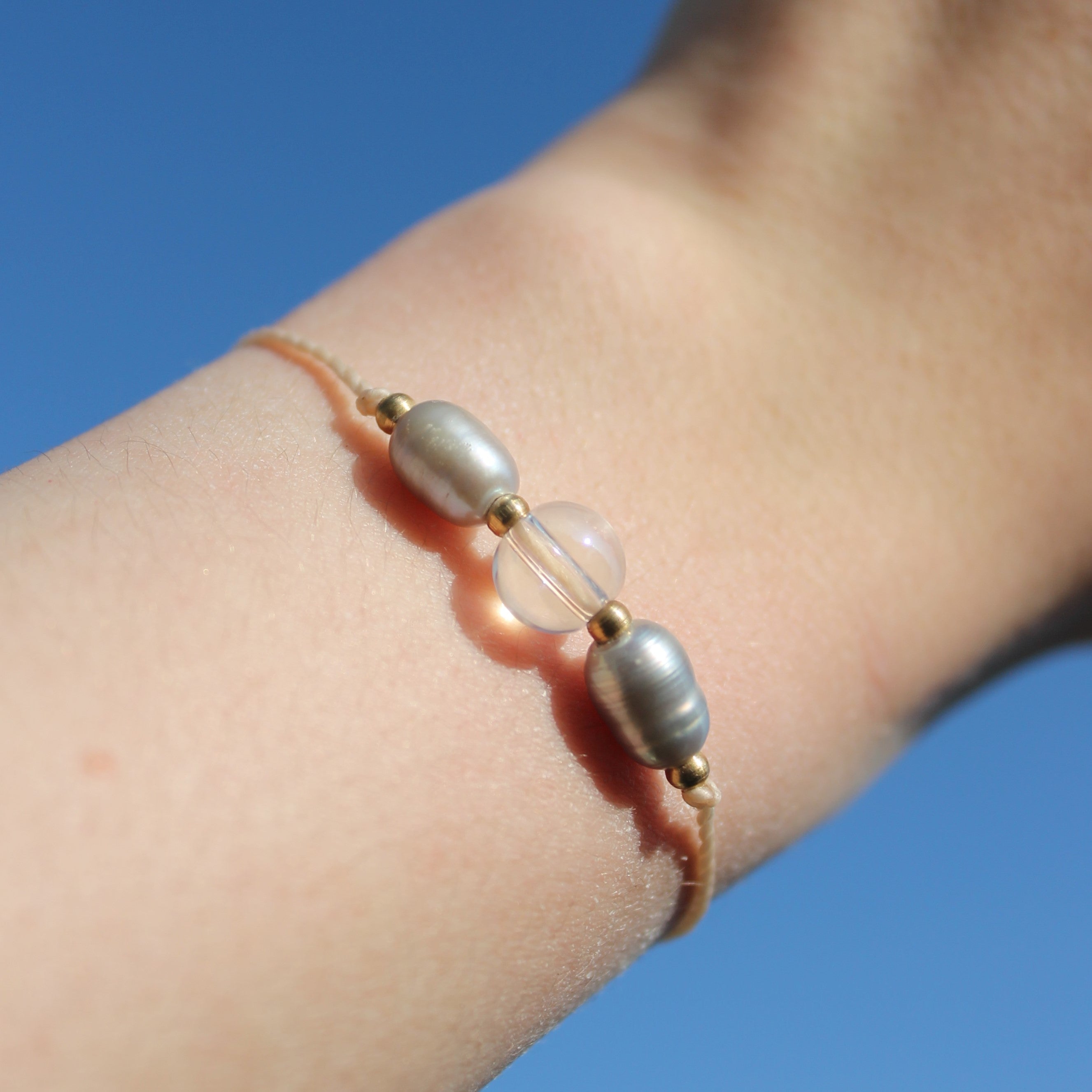 Bergkristall mit Süßwasserperlen Edelsteinarmband Makramee goldfarben