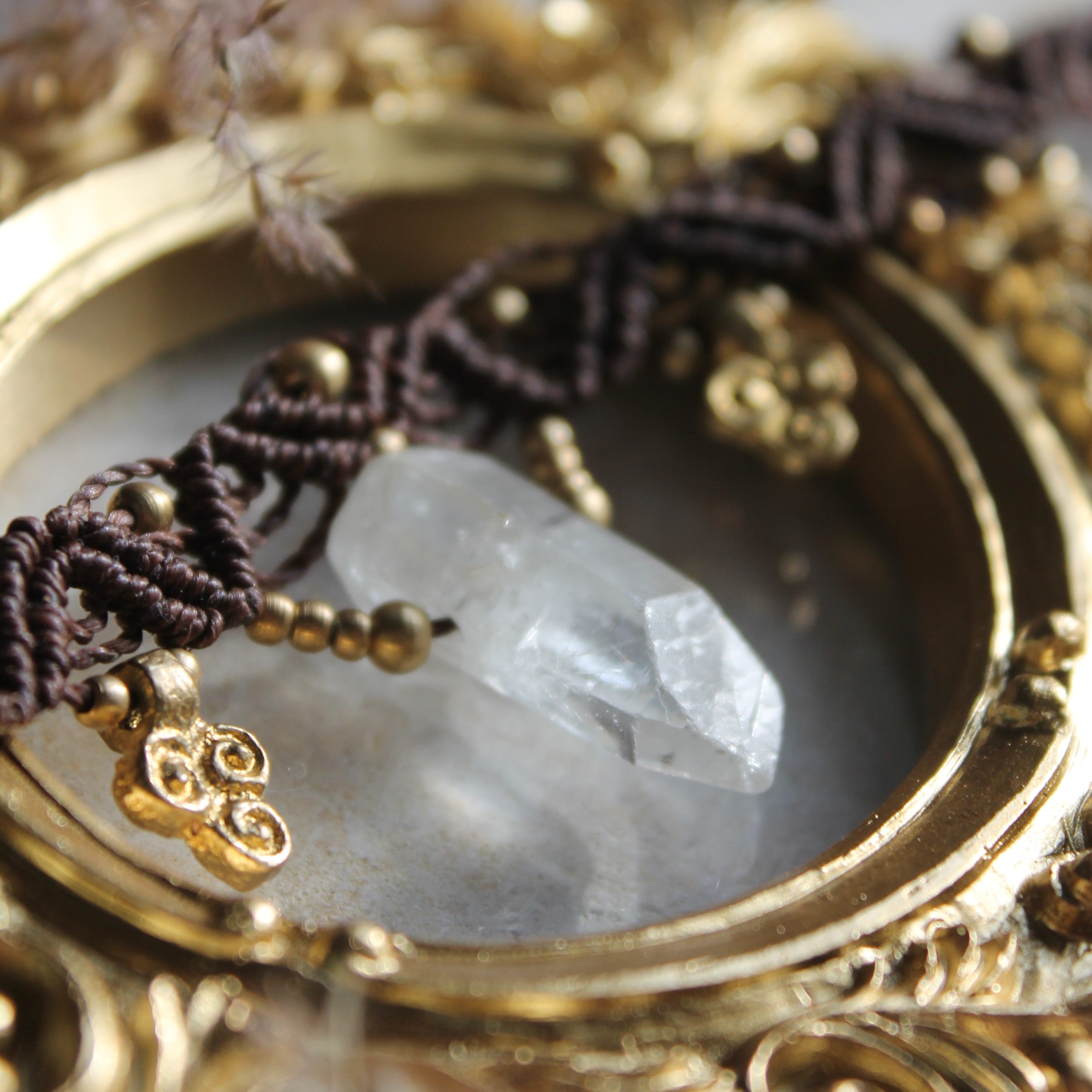 Bergkristallspitze Choker Kette Makramee braun mit Messinganhängern goldfarben