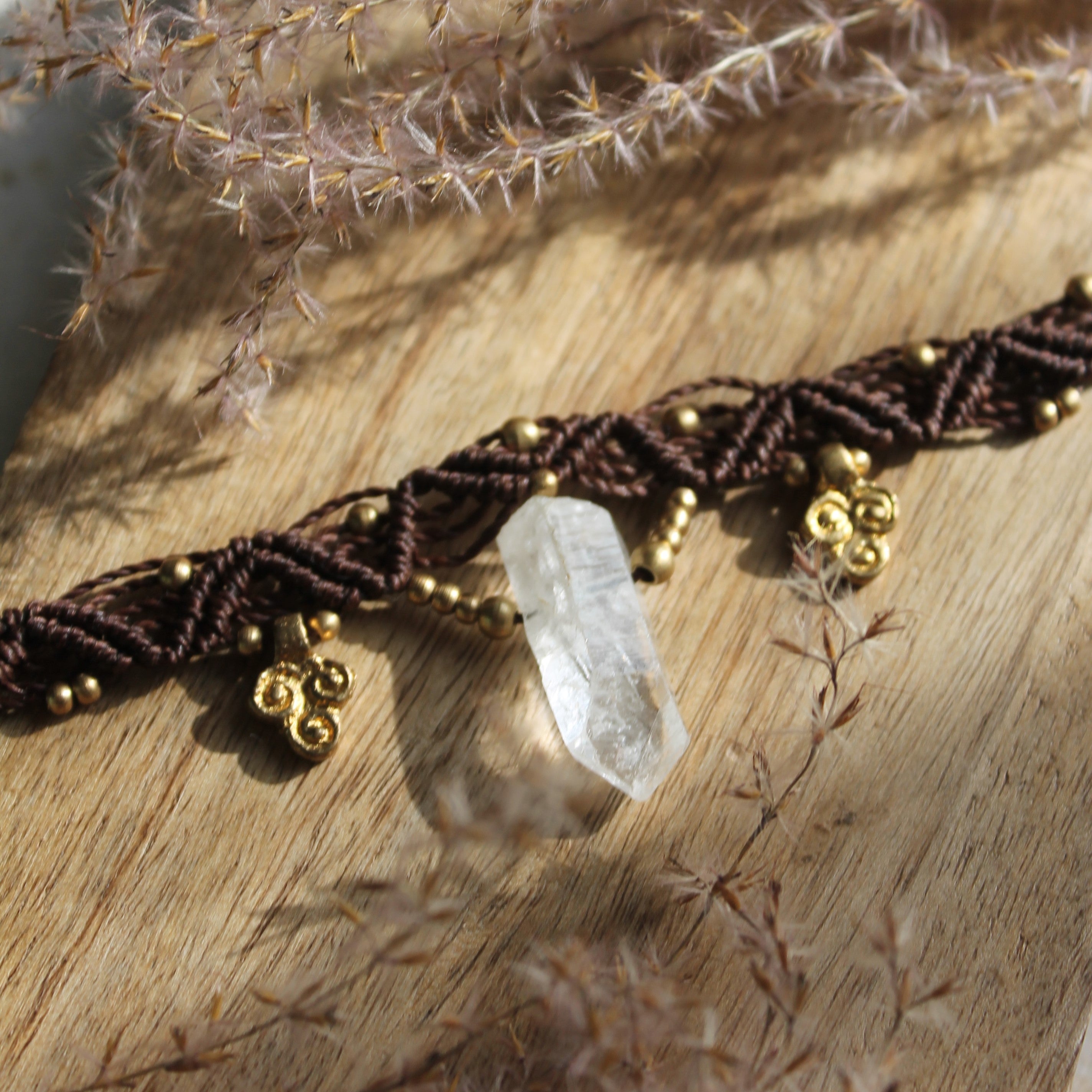 Bergkristallspitze Choker Kette Makramee braun mit Messinganhängern goldfarben