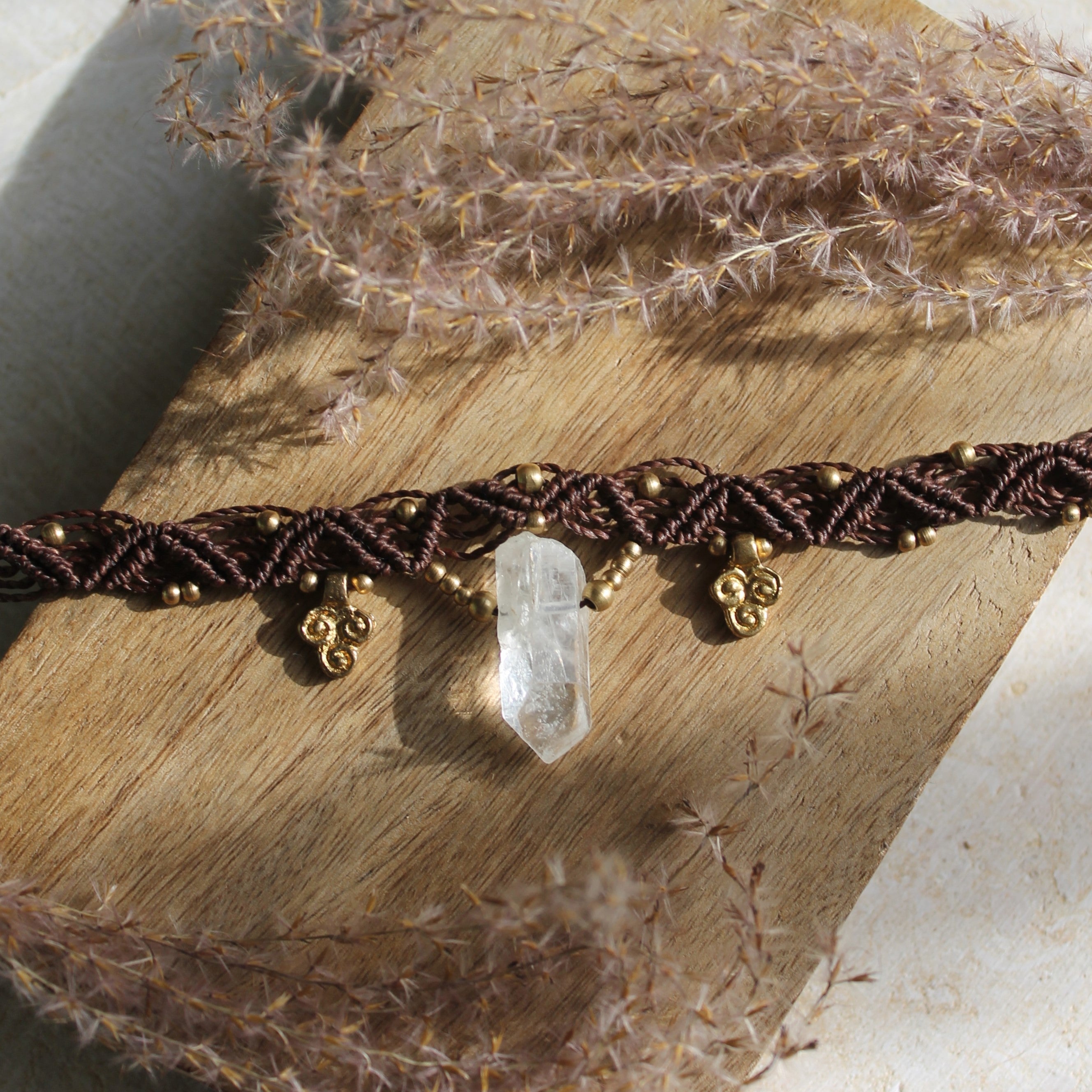 Bergkristallspitze Choker Kette Makramee braun mit Messinganhängern goldfarben