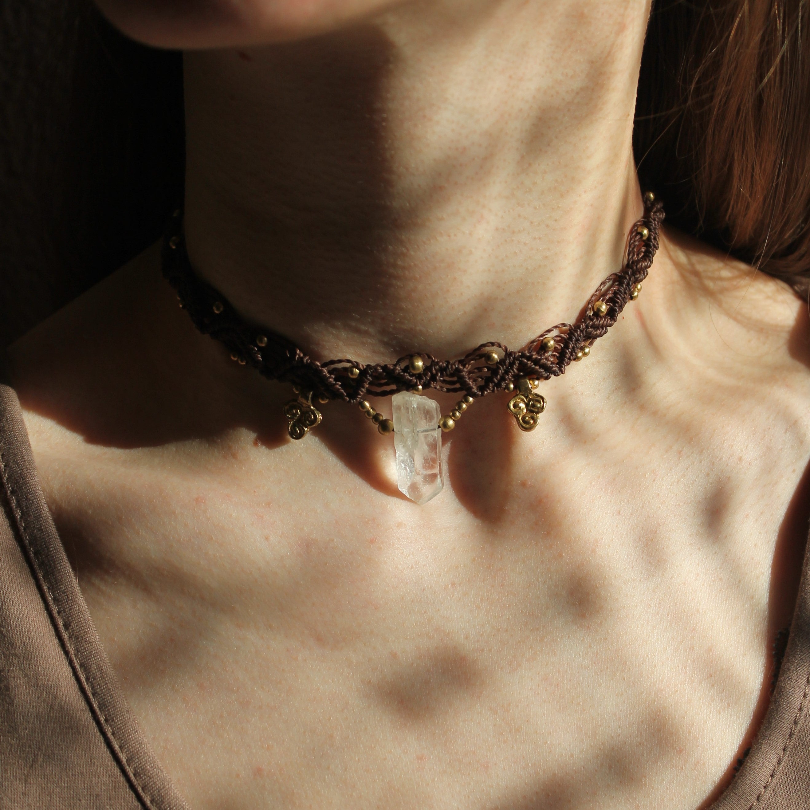 Bergkristallspitze Choker Kette Makramee braun mit Messinganhängern goldfarben
