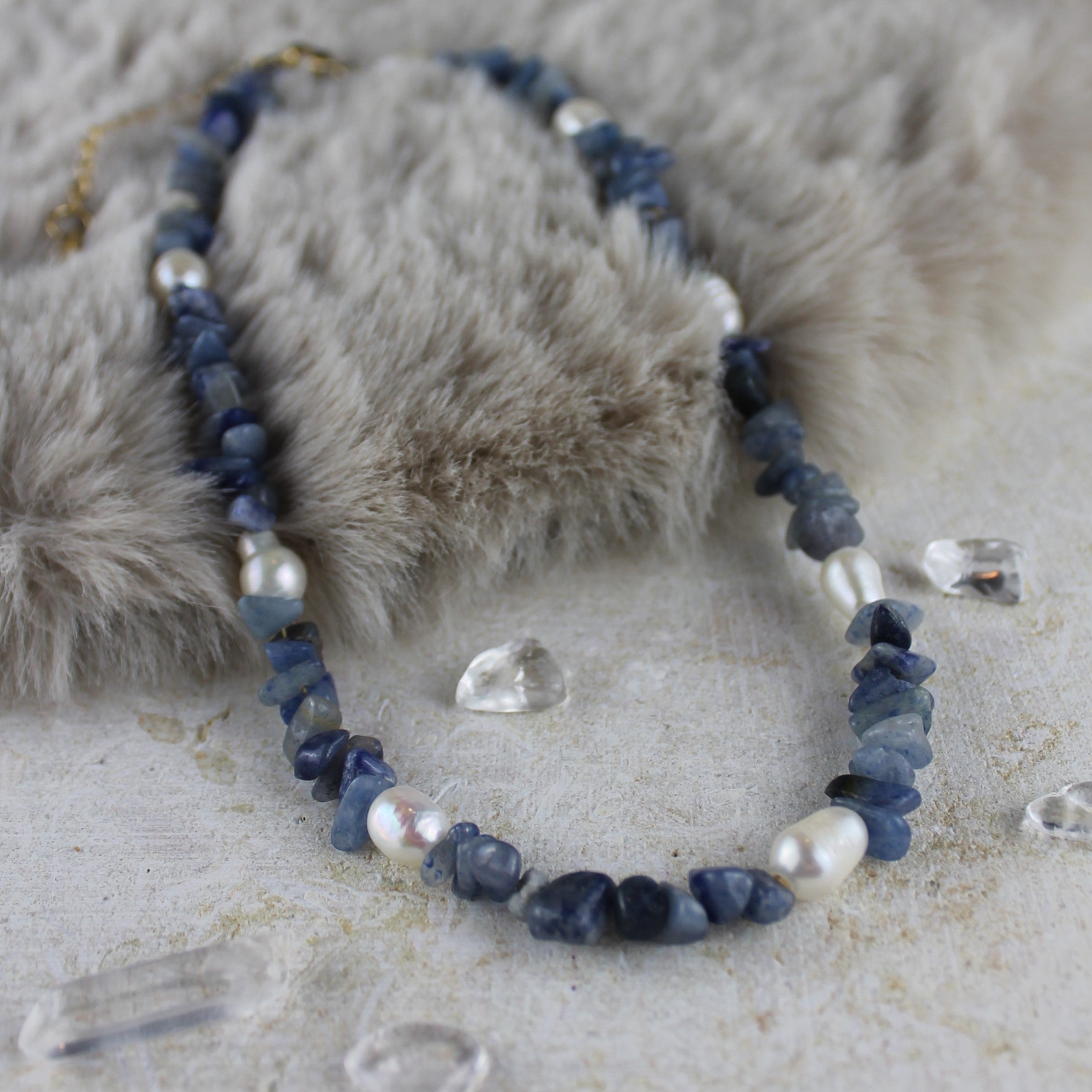 Blauer Aventurin Splitter mit Süßwasserperlen Choker Kette goldfarben