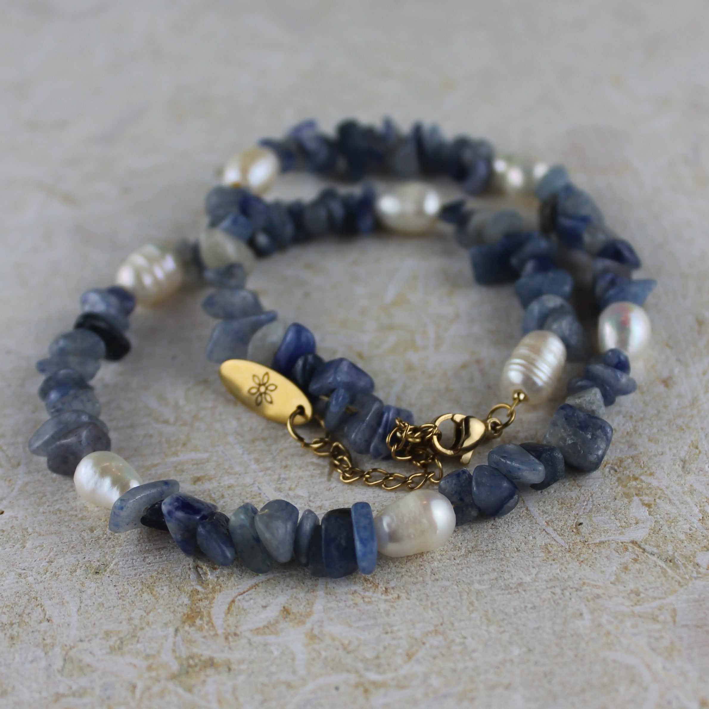 Blauer Aventurin Splitter mit Süßwasserperlen Choker Kette goldfarben