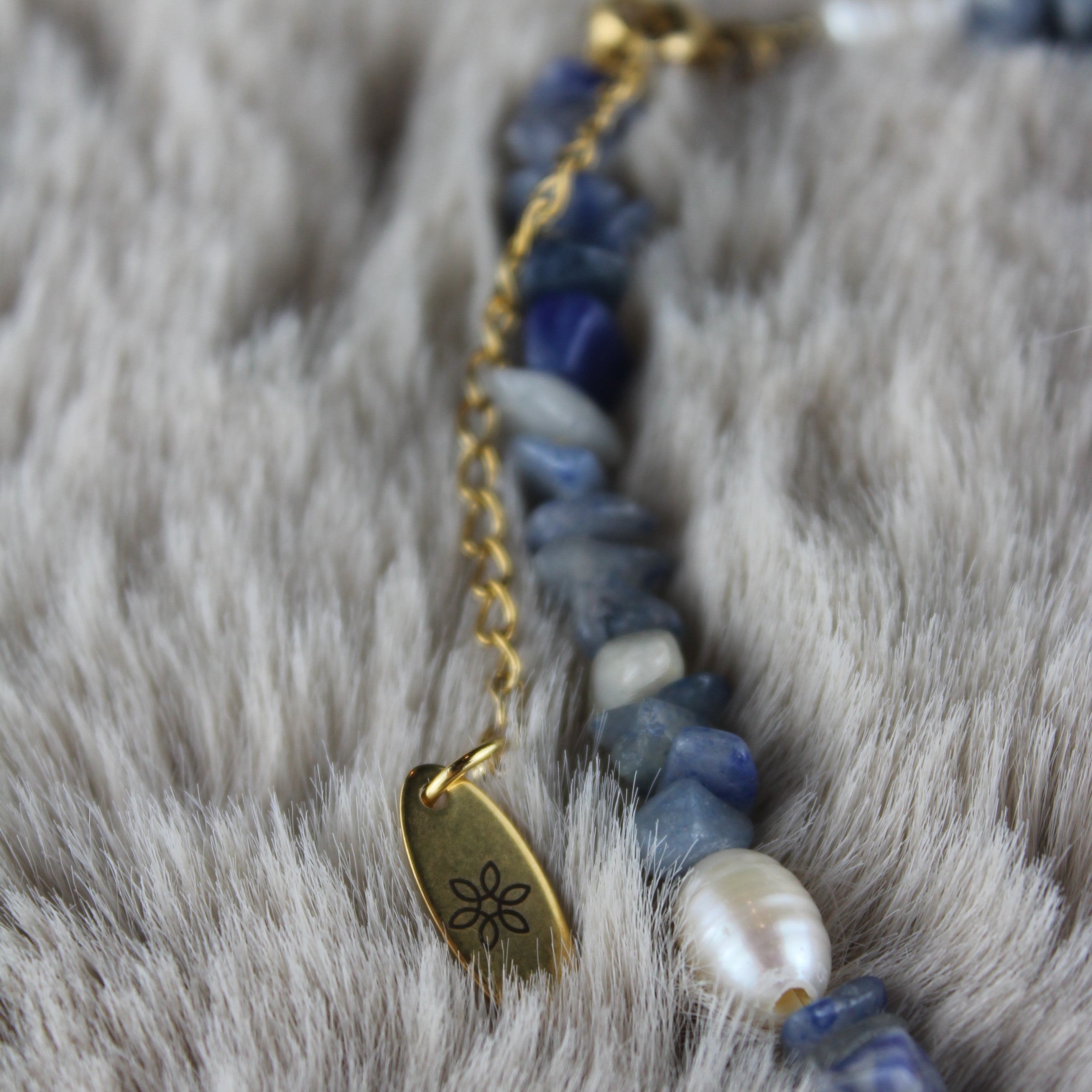 Blauer Aventurin Splitter mit Süßwasserperlen Choker Kette goldfarben